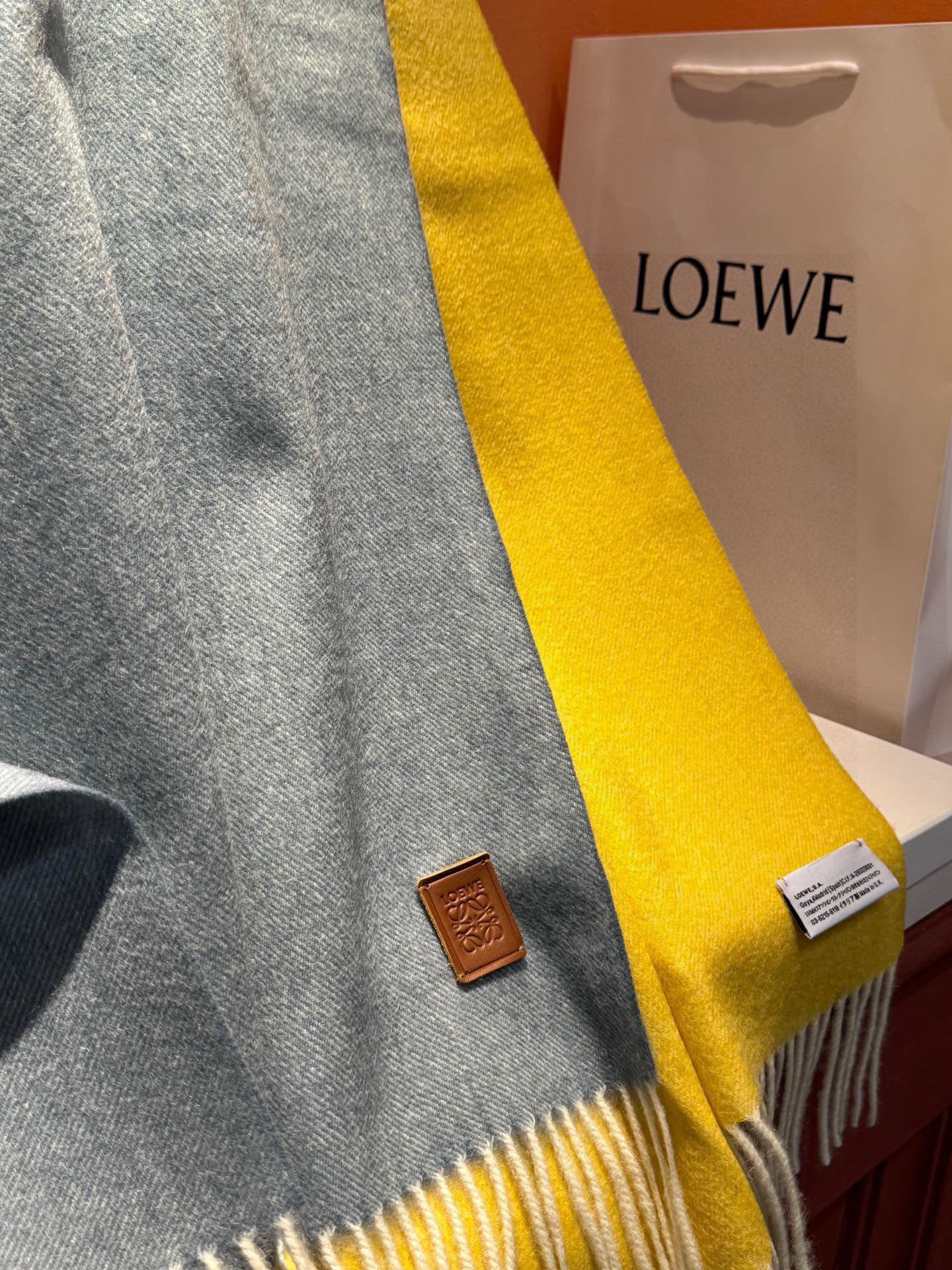 ✨✨太美了😍罗意威 美到要尖叫😱专柜最新款🎊英伦欧美范儿「多色渐变」又是一款即时尚又实用的大围巾&长巾，