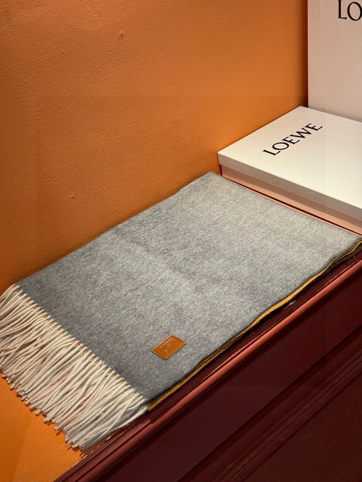 ✨✨太美了😍罗意威 美到要尖叫😱专柜最新款🎊英伦欧美范儿「多色渐变」又是一款即时尚又实用的大围巾&长巾，