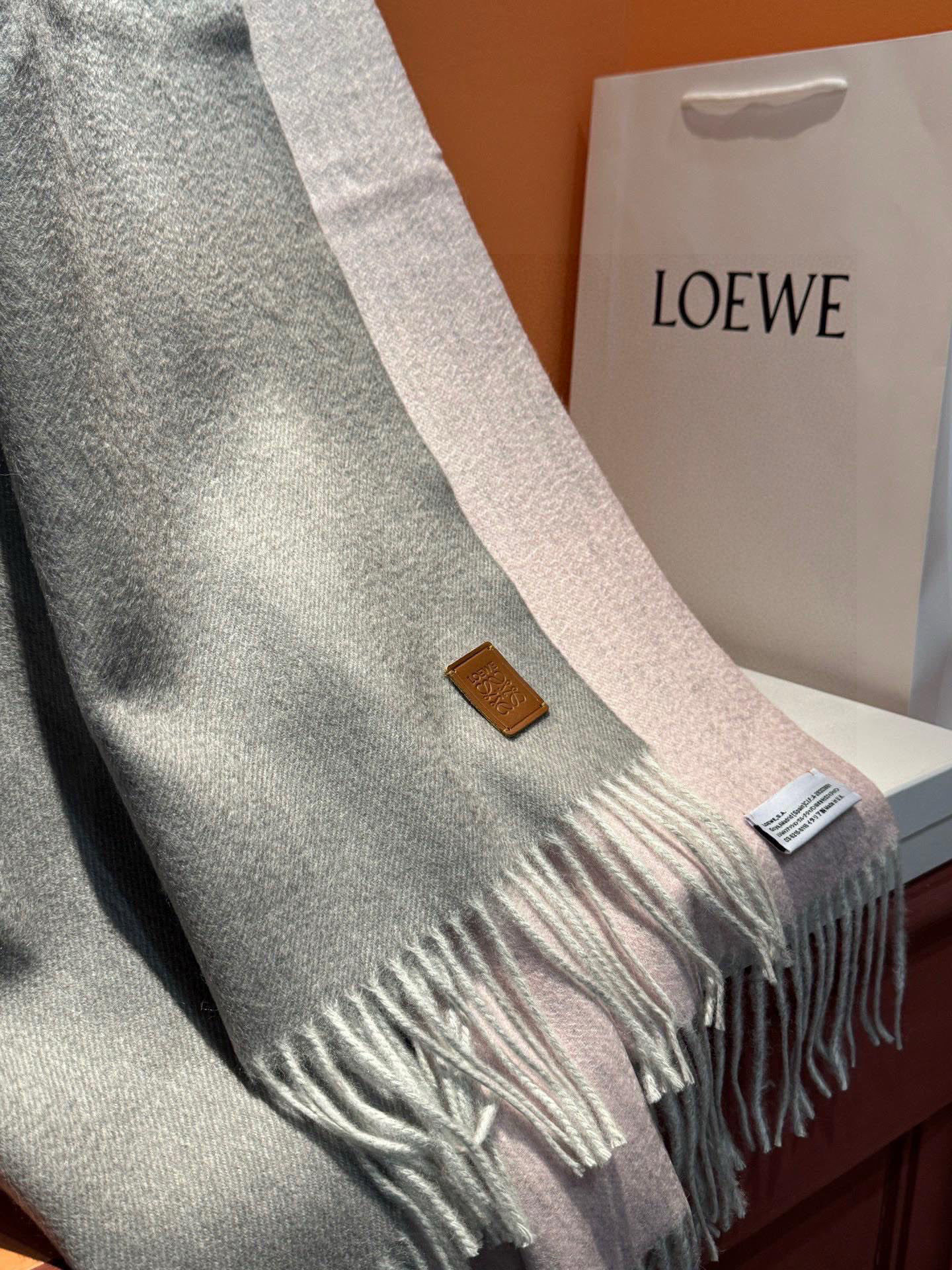 ✨✨太美了😍罗意威 美到要尖叫😱专柜最新款🎊英伦欧美范儿「多色渐变」又是一款即时尚又实用的大围巾&长巾，