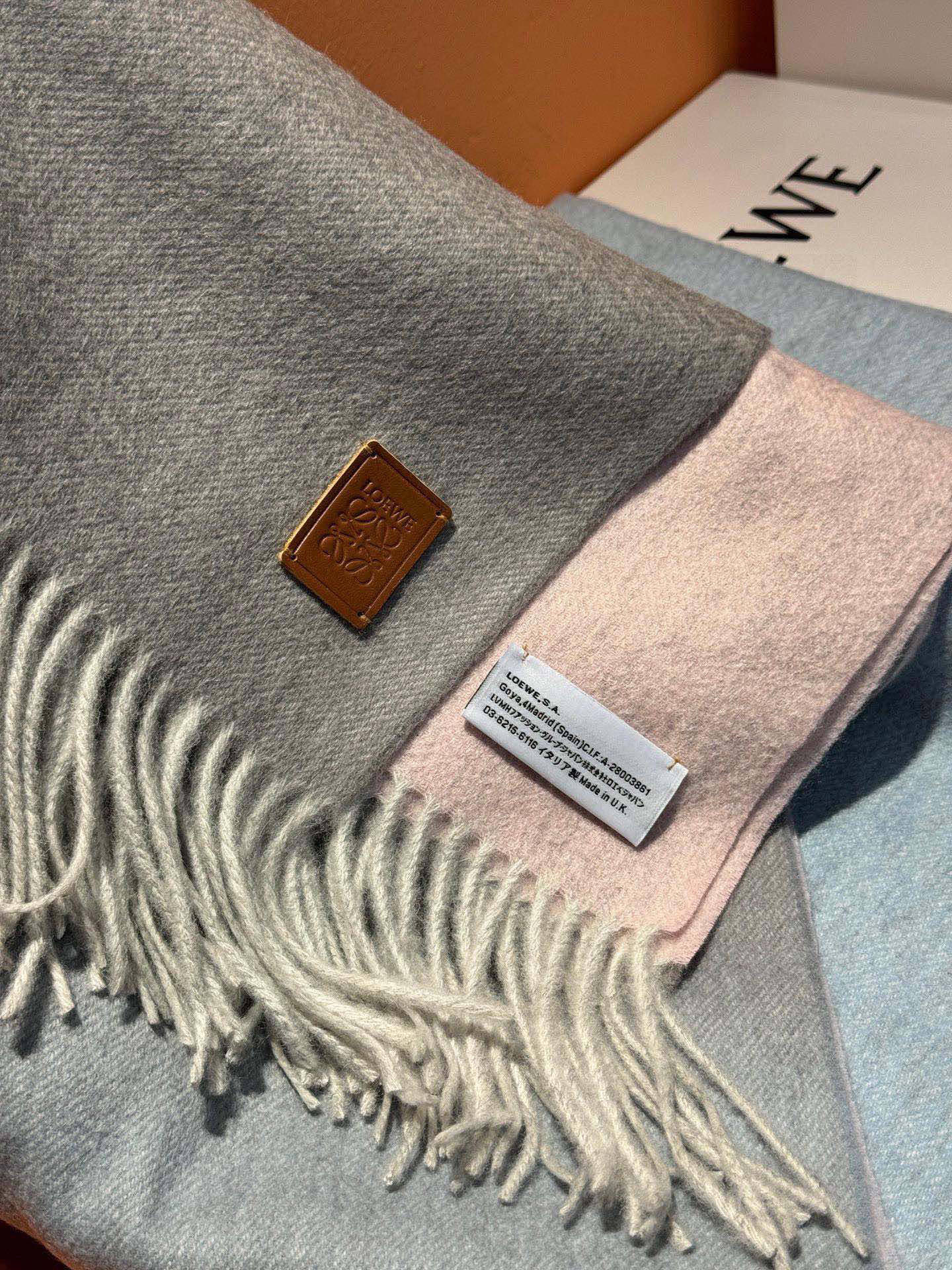 ✨✨太美了😍罗意威 美到要尖叫😱专柜最新款🎊英伦欧美范儿「多色渐变」又是一款即时尚又实用的大围巾&长巾，