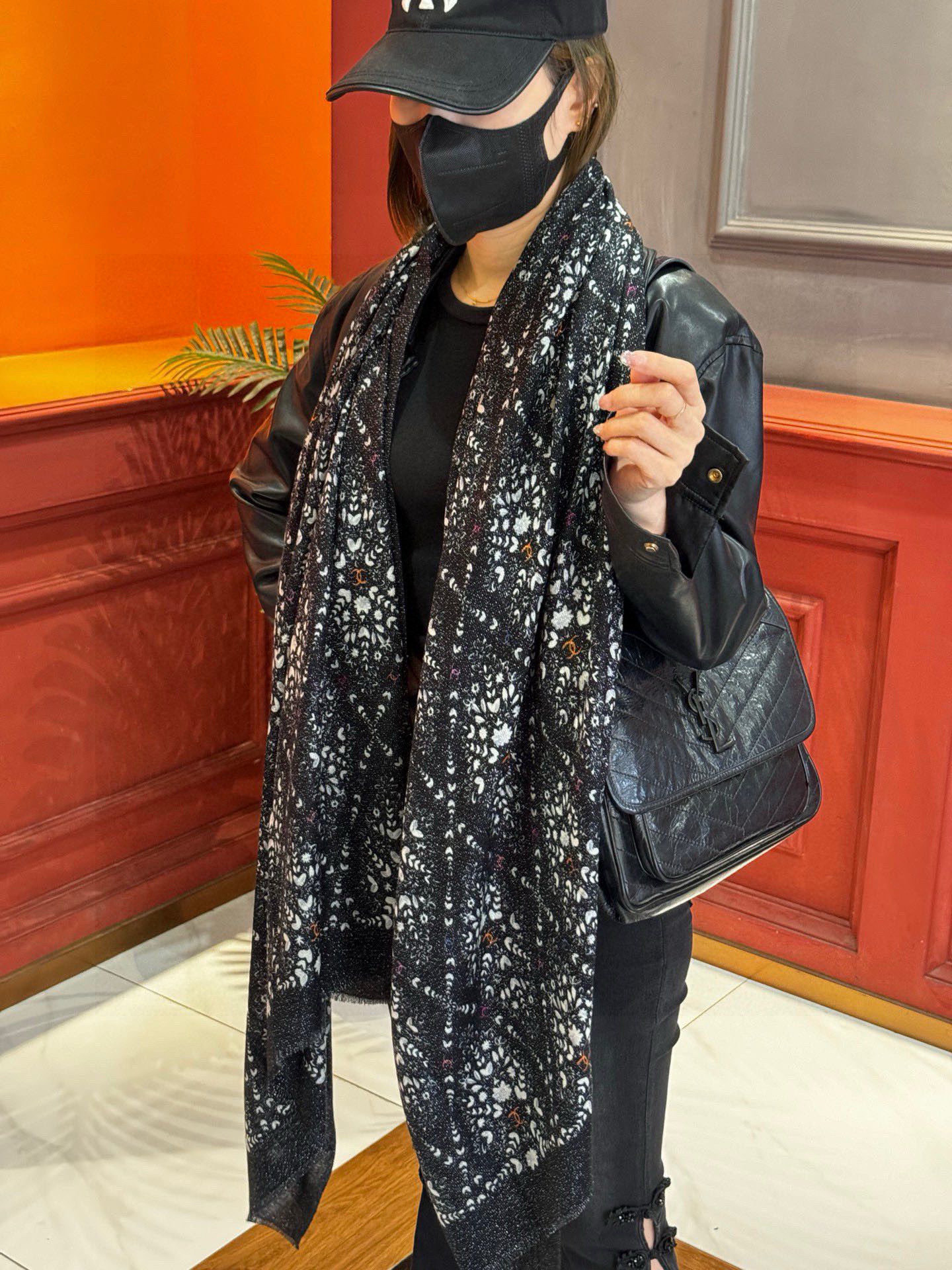 会发光发亮的围巾💟香奶奶专柜上新客供羊绒长巾👑👑 卖的超爆的，亮晶晶✨的银丝上身才会知道她的美，洋气、大