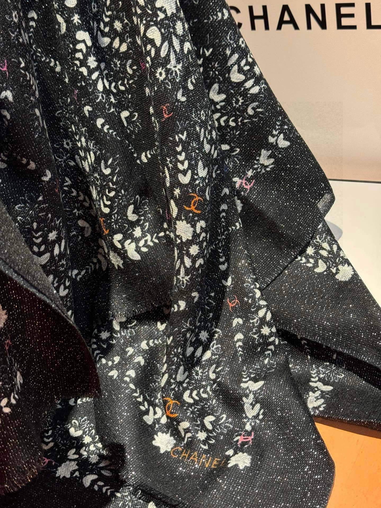 会发光发亮的围巾💟香奶奶专柜上新客供羊绒长巾👑👑 卖的超爆的，亮晶晶✨的银丝上身才会知道她的美，洋气、大