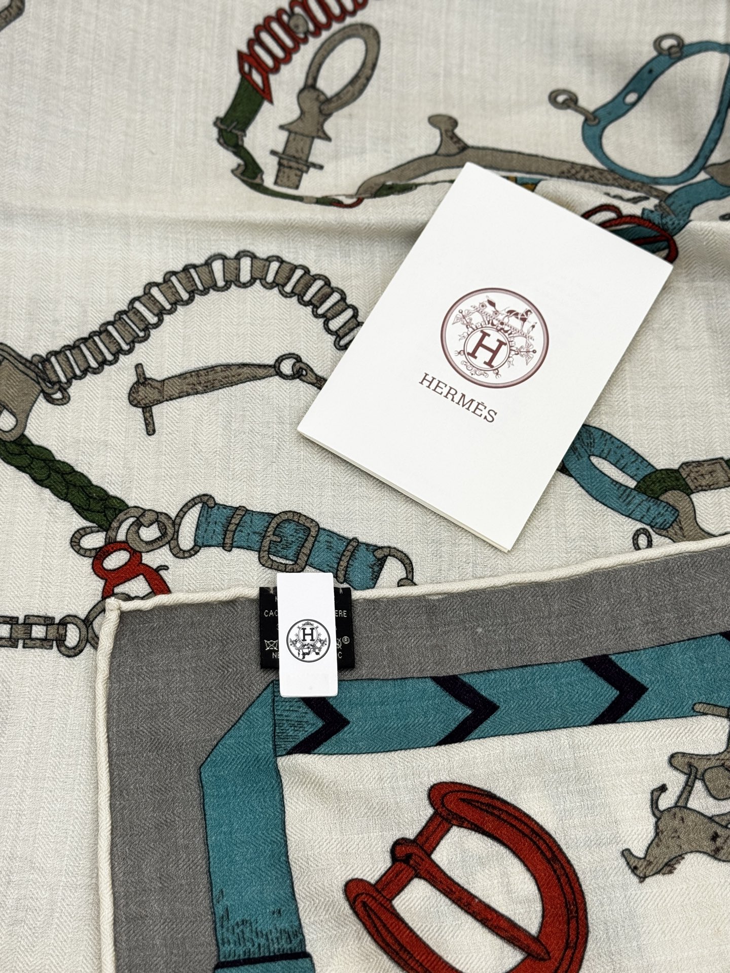 羊绒新款🆕👏👏买了都说好看‼️推荐💕爱马仕双面同色羊绒方巾【跃动的马儿双面同色140】，顶级工艺超值‼️