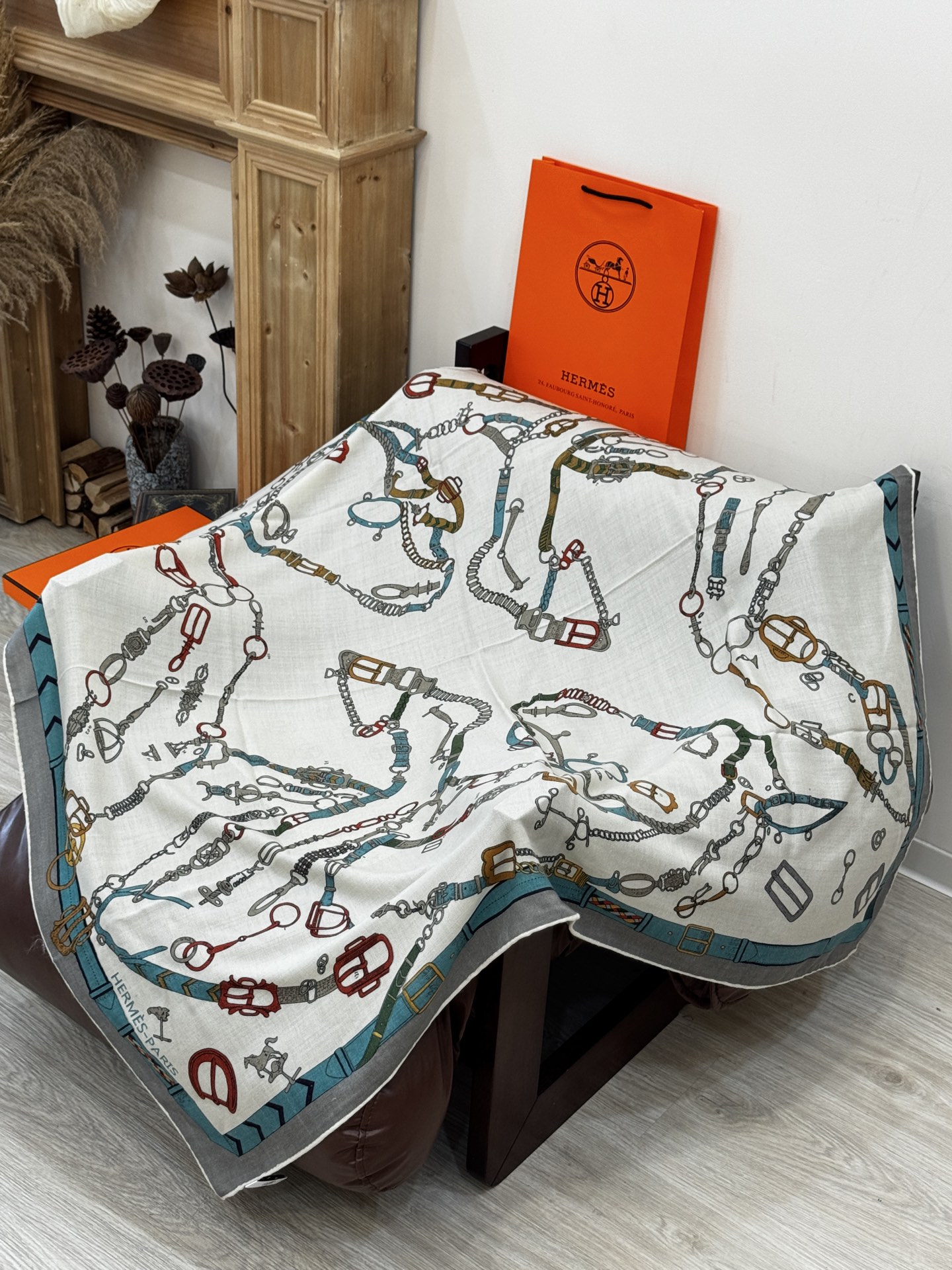 羊绒新款🆕👏👏买了都说好看‼️推荐💕爱马仕双面同色羊绒方巾【跃动的马儿双面同色140】，顶级工艺超值‼️