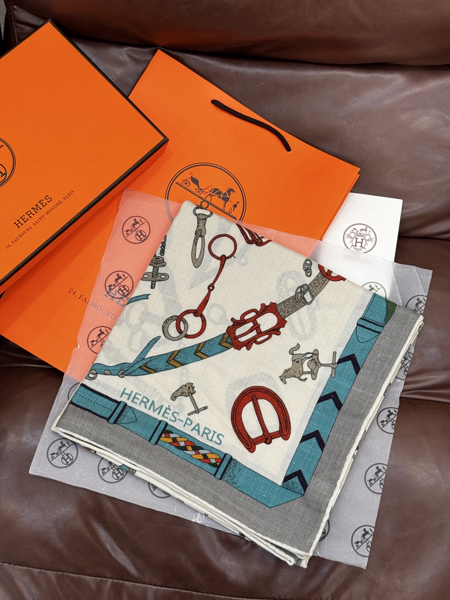 羊绒新款🆕👏👏买了都说好看‼️推荐💕爱马仕双面同色羊绒方巾【跃动的马儿双面同色140】，顶级工艺超值‼️