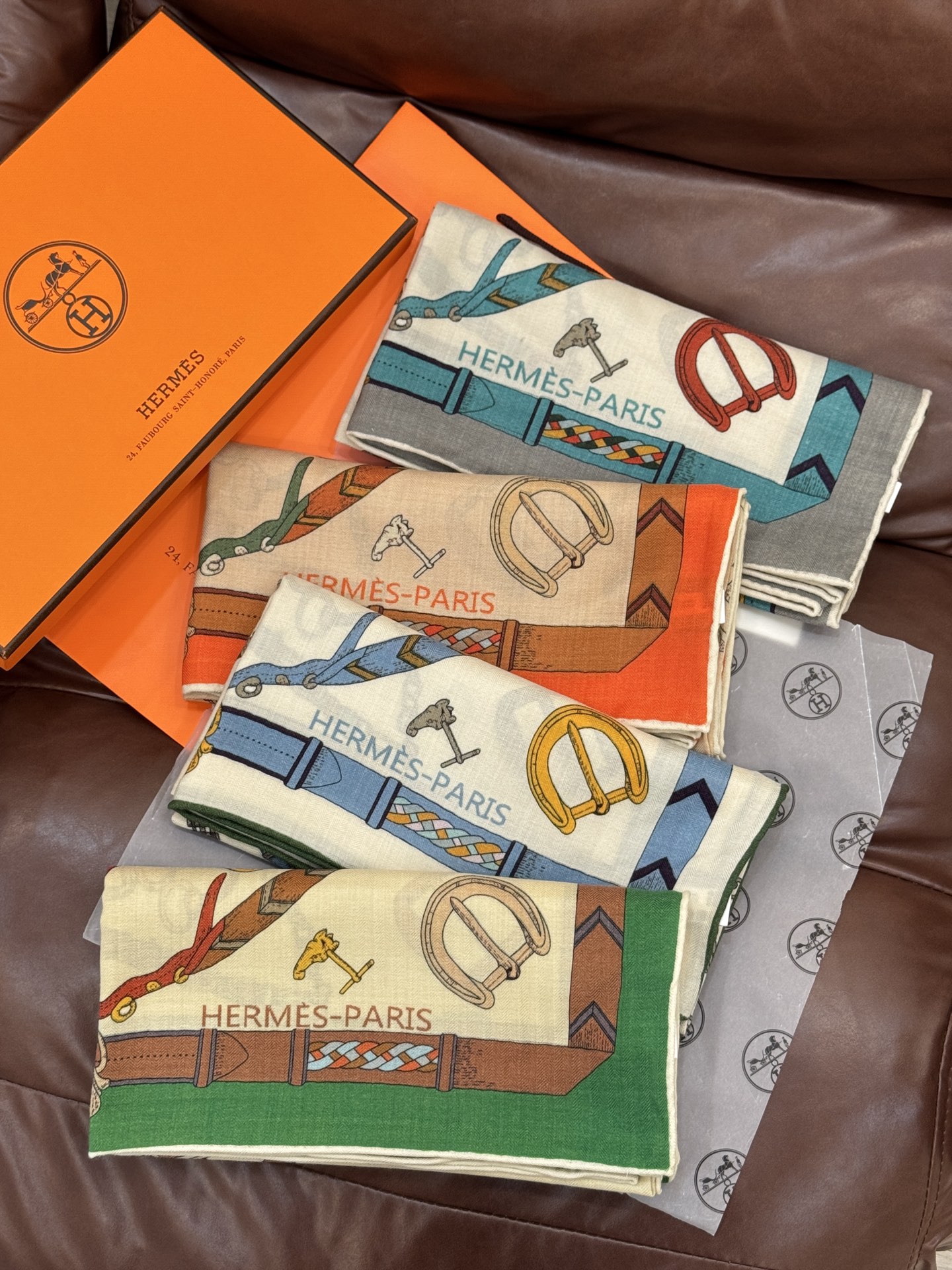 羊绒新款🆕👏👏买了都说好看‼️推荐💕爱马仕双面同色羊绒方巾【跃动的马儿双面同色140】，顶级工艺超值‼️