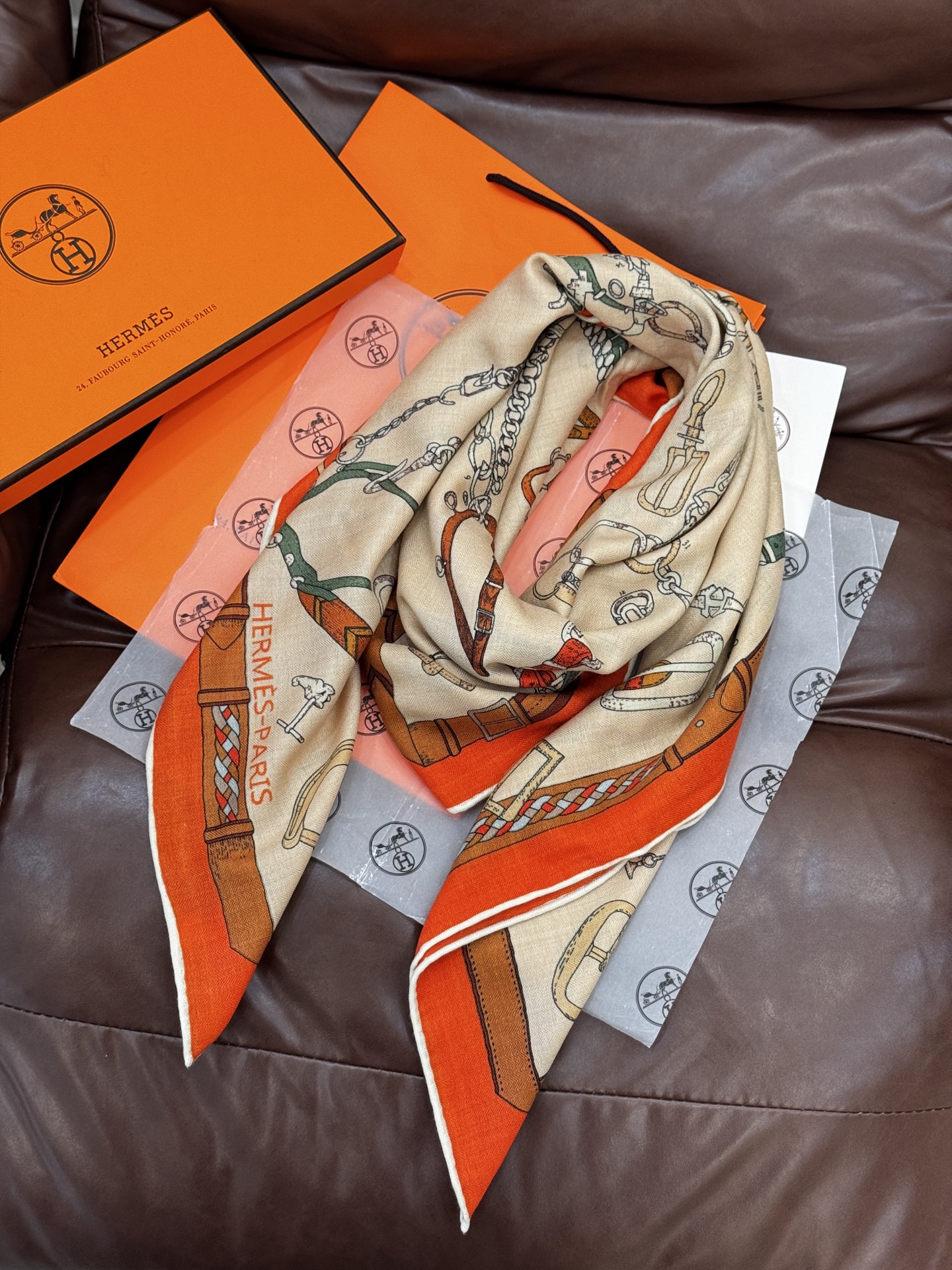 羊绒新款🆕👏👏买了都说好看‼️推荐💕爱马仕双面同色羊绒方巾【跃动的马儿双面同色140】，顶级工艺超值‼️