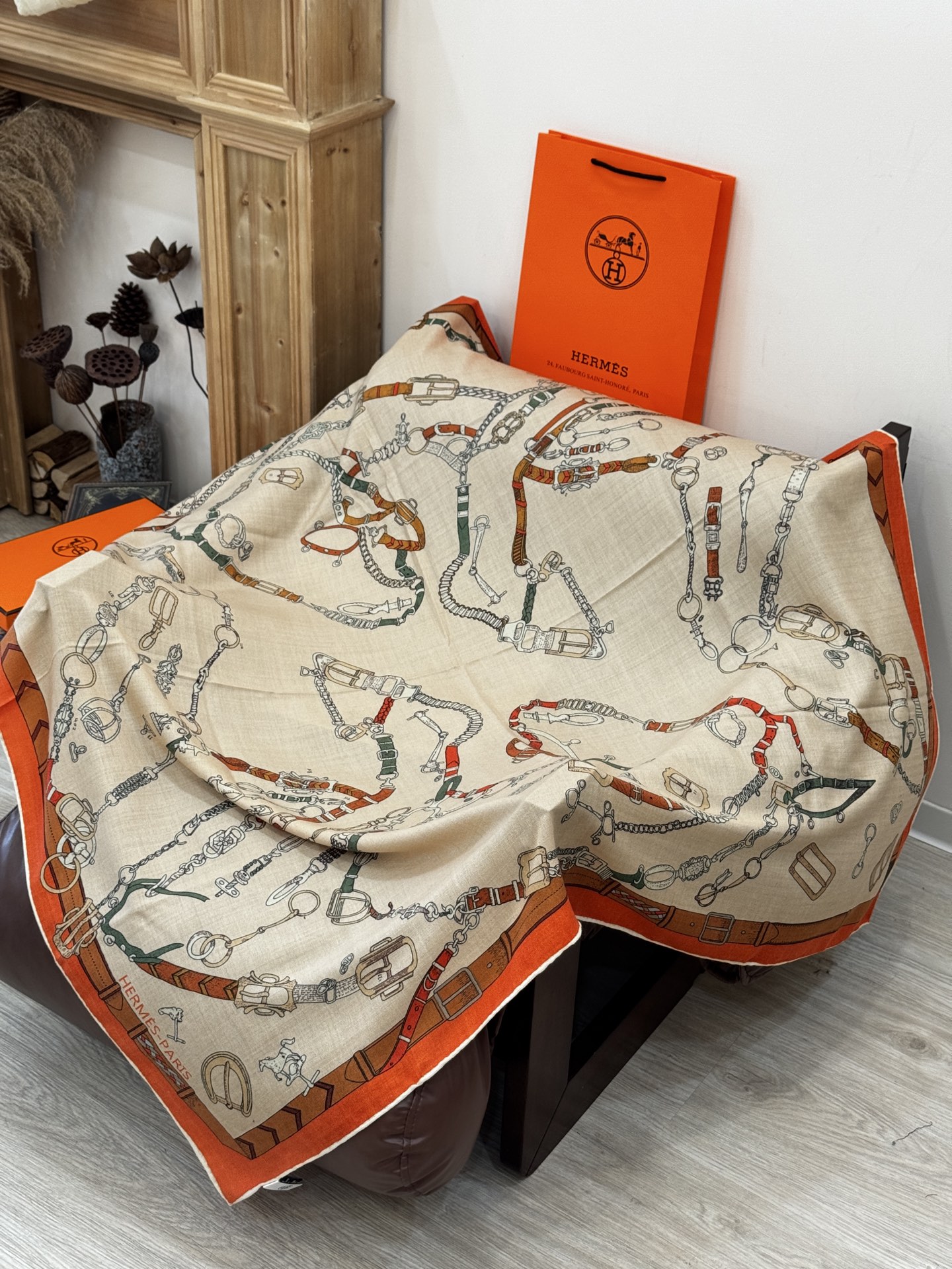 羊绒新款🆕👏👏买了都说好看‼️推荐💕爱马仕双面同色羊绒方巾【跃动的马儿双面同色140】，顶级工艺超值‼️