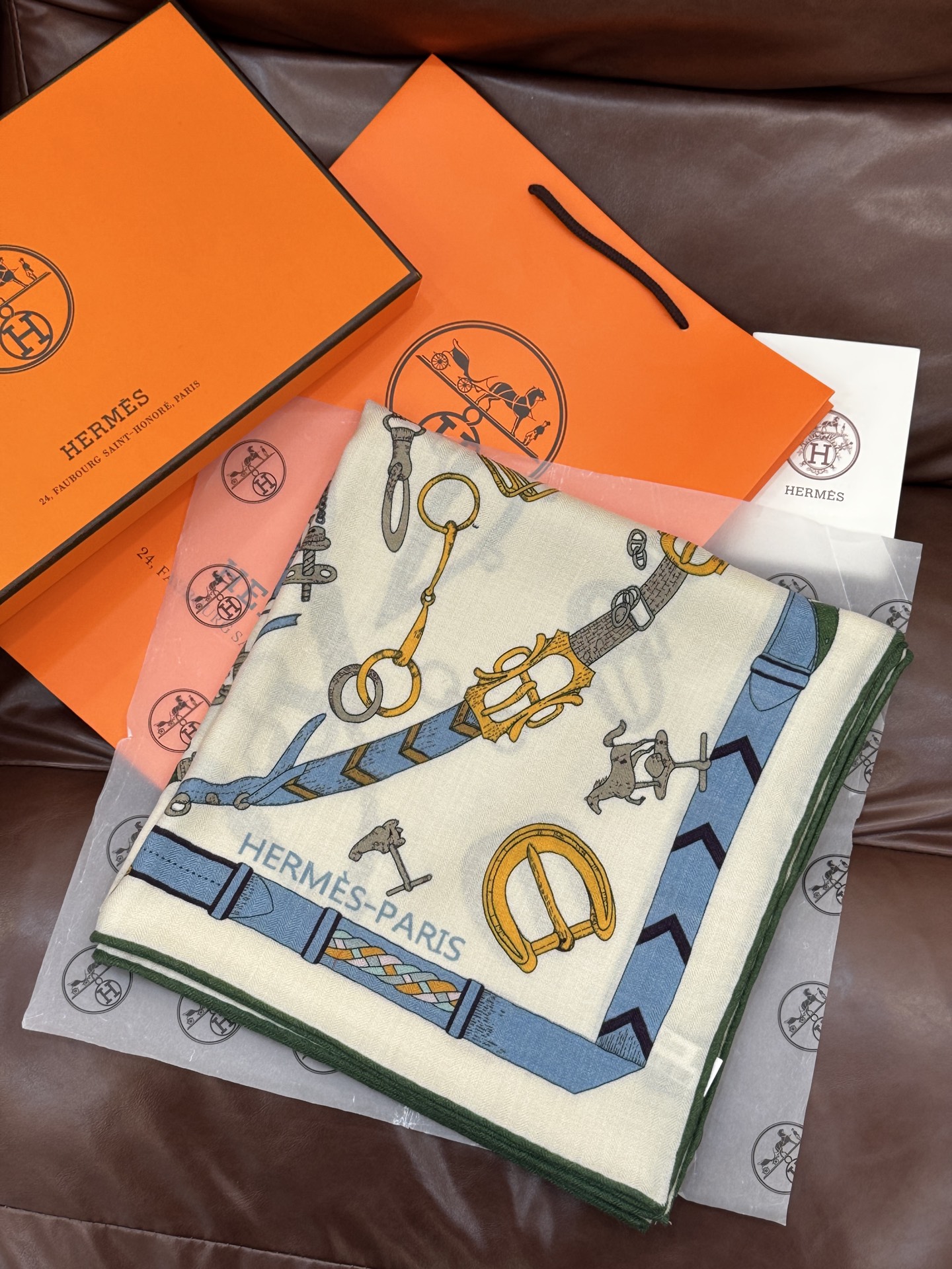 羊绒新款🆕👏👏买了都说好看‼️推荐💕爱马仕双面同色羊绒方巾【跃动的马儿双面同色140】，顶级工艺超值‼️