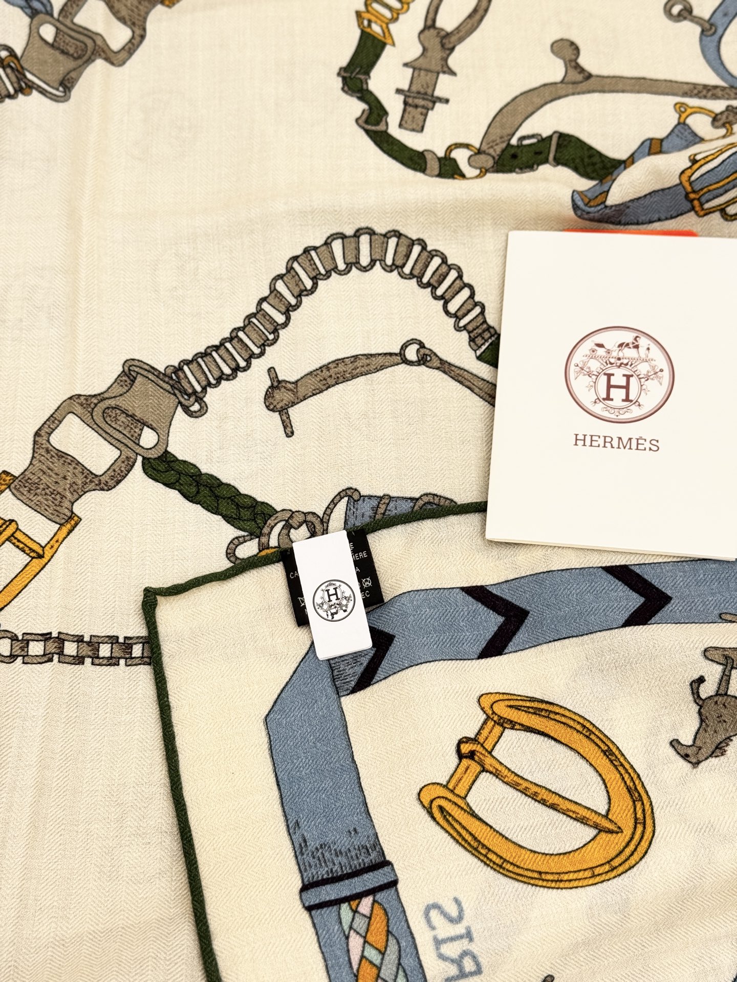 羊绒新款🆕👏👏买了都说好看‼️推荐💕爱马仕双面同色羊绒方巾【跃动的马儿双面同色140】，顶级工艺超值‼️