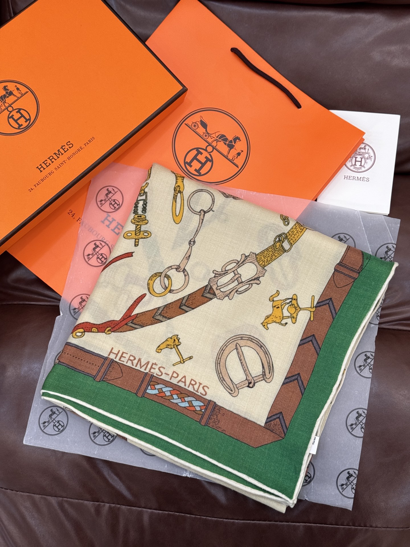 羊绒新款🆕👏👏买了都说好看‼️推荐💕爱马仕双面同色羊绒方巾【跃动的马儿双面同色140】，顶级工艺超值‼️