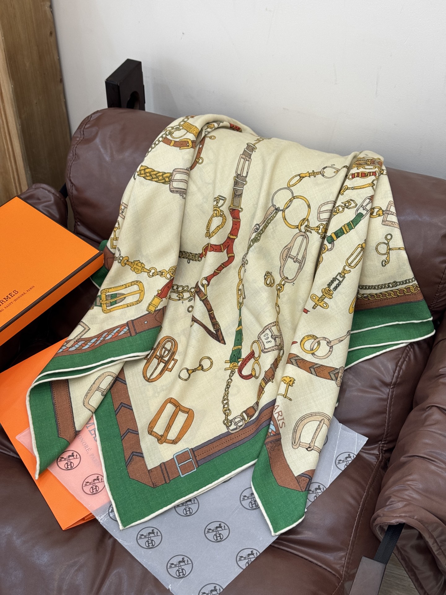 羊绒新款🆕👏👏买了都说好看‼️推荐💕爱马仕双面同色羊绒方巾【跃动的马儿双面同色140】，顶级工艺超值‼️