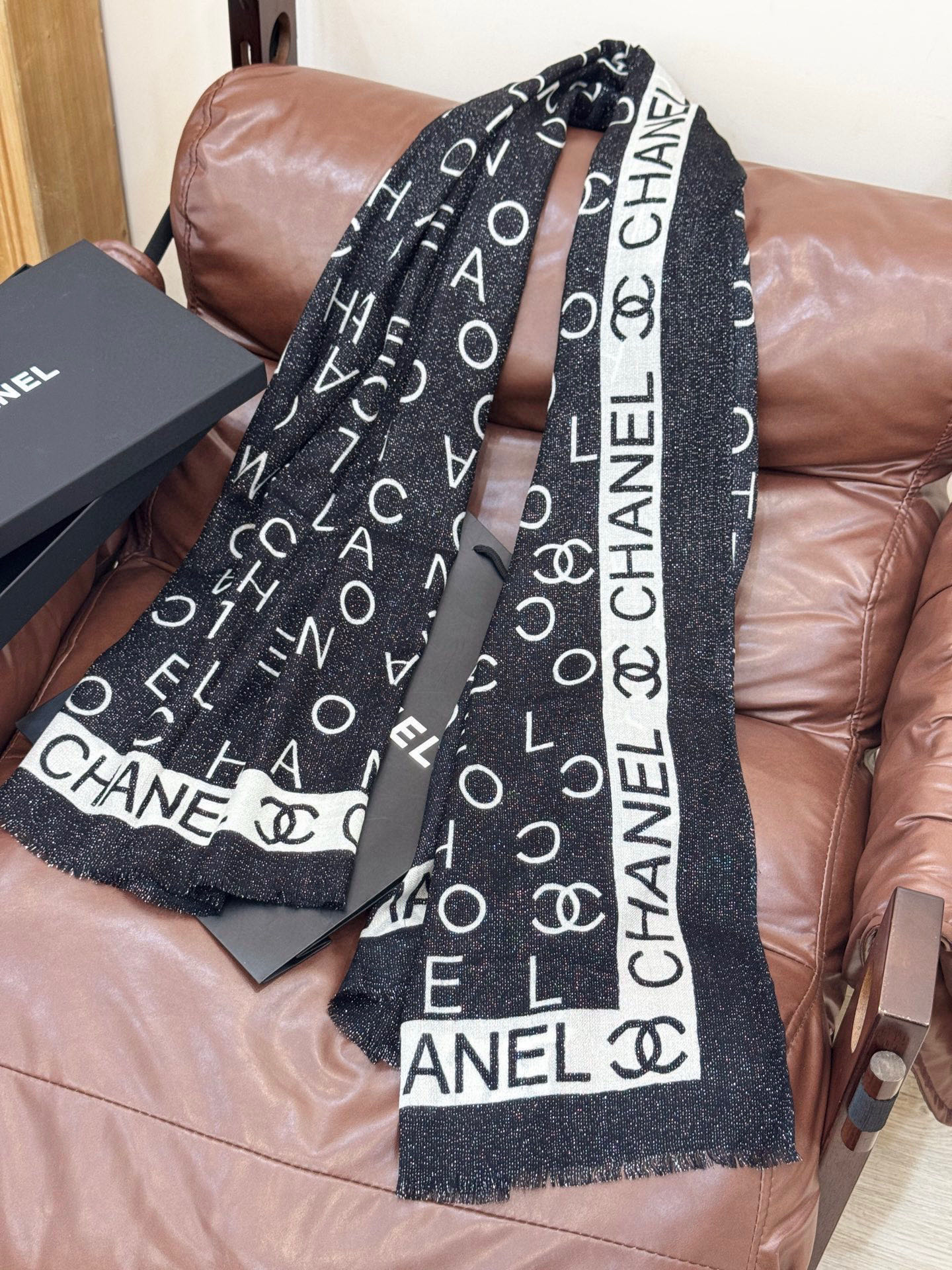 上新🌟 会发光发亮的围巾 💄💋新款客供银线💖羊绒面料长巾 😘美翻了[流泪]【银线双C图案】御用殿堂级极‼