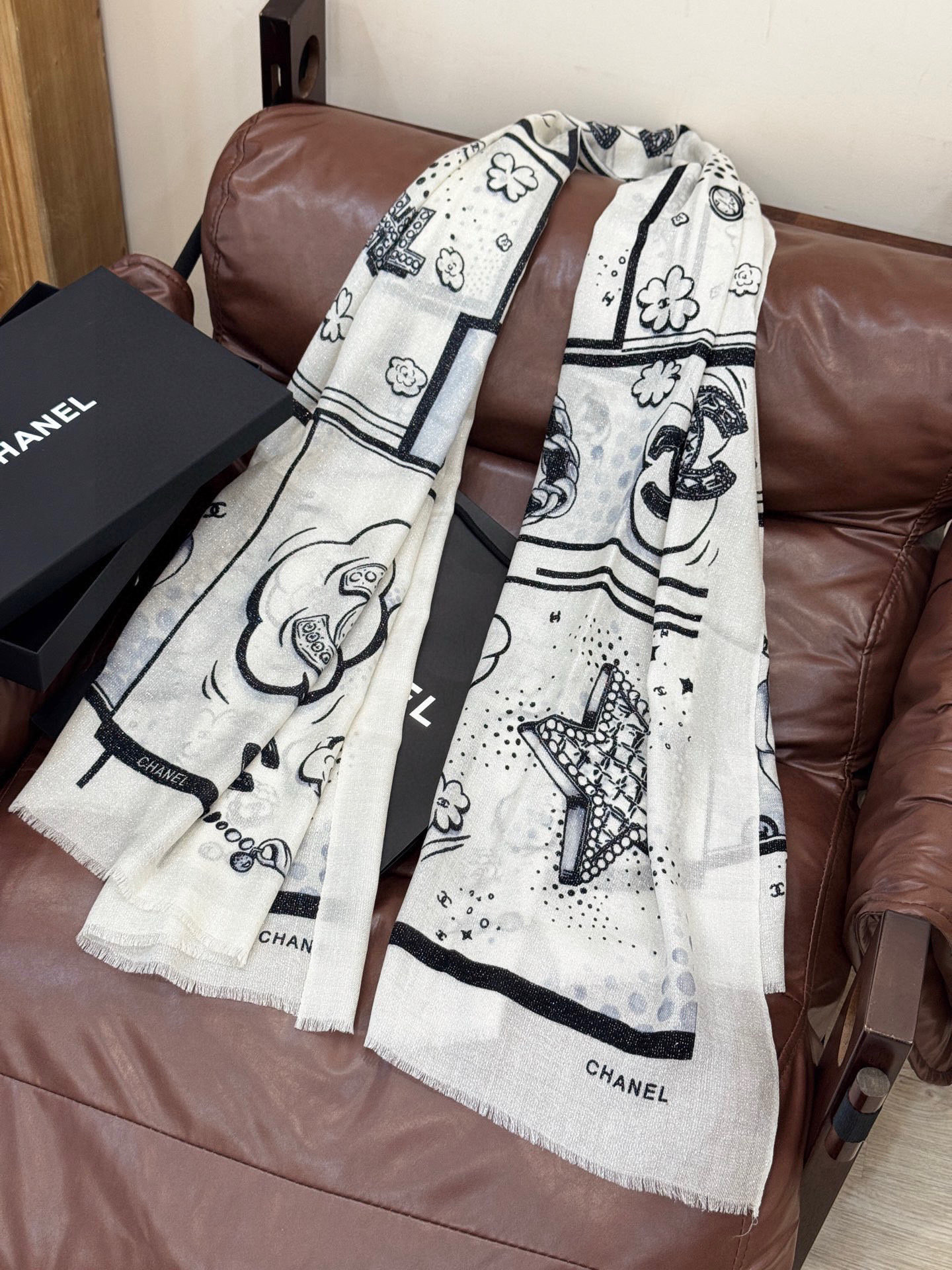 会发光发亮的围巾💟香奶奶专柜上新客供羊绒长巾👑👑 卖的超爆的，亮晶晶✨的银丝上身才会知道她的美，洋气、大