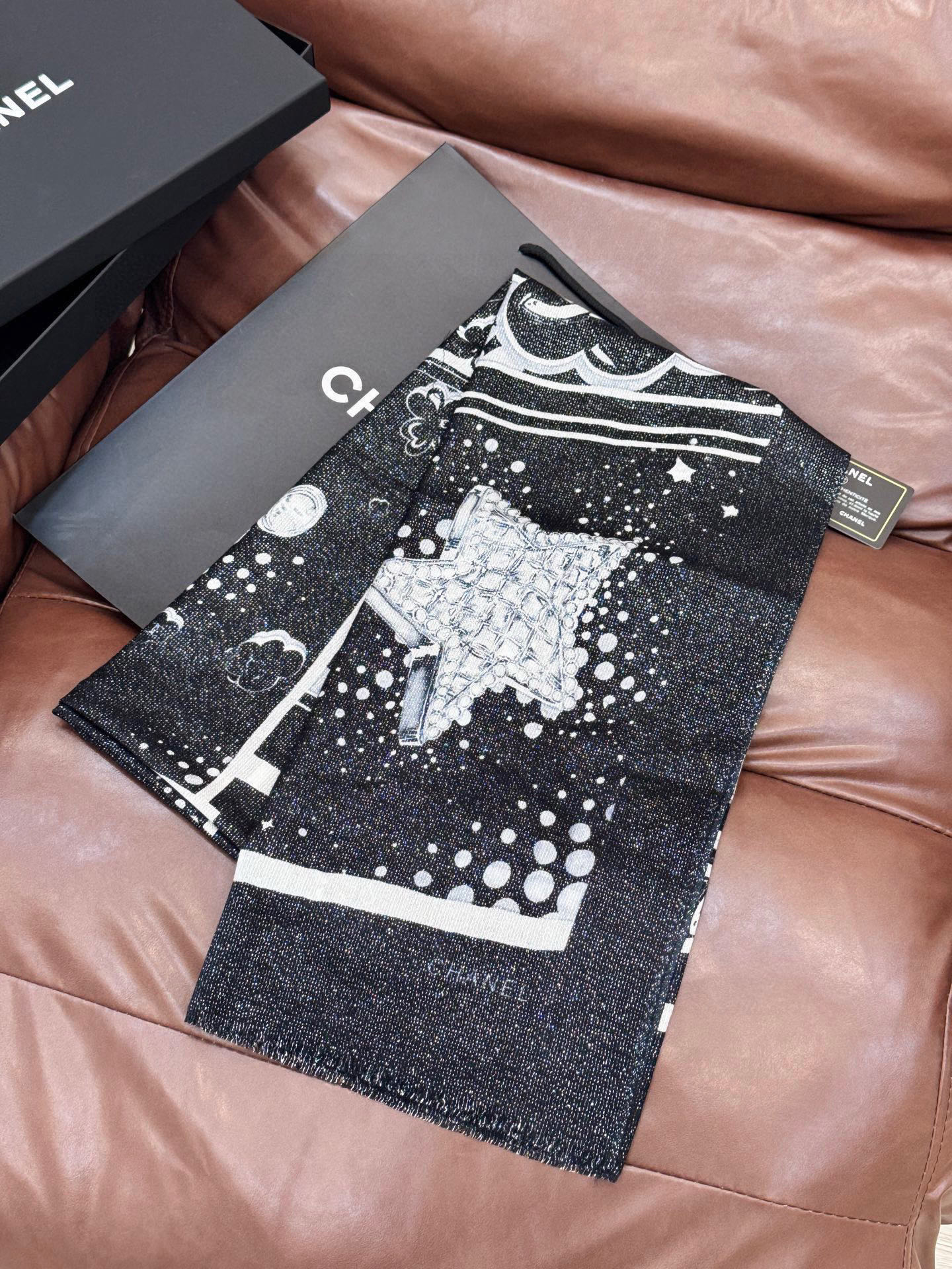 会发光发亮的围巾💟香奶奶专柜上新客供羊绒长巾👑👑 卖的超爆的，亮晶晶✨的银丝上身才会知道她的美，洋气、大