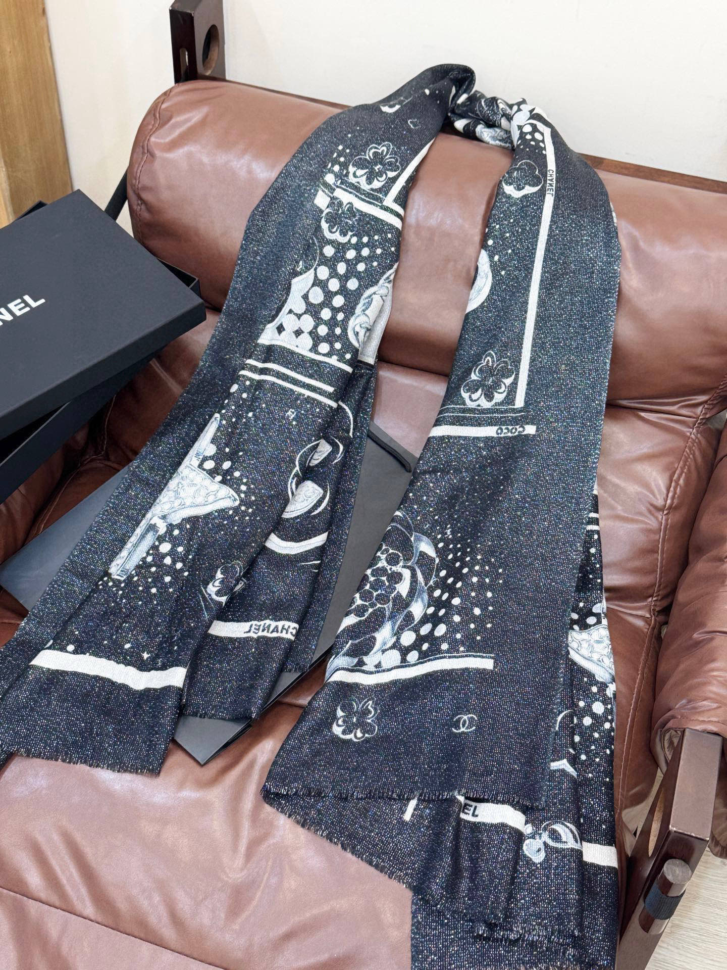 会发光发亮的围巾💟香奶奶专柜上新客供羊绒长巾👑👑 卖的超爆的，亮晶晶✨的银丝上身才会知道她的美，洋气、大