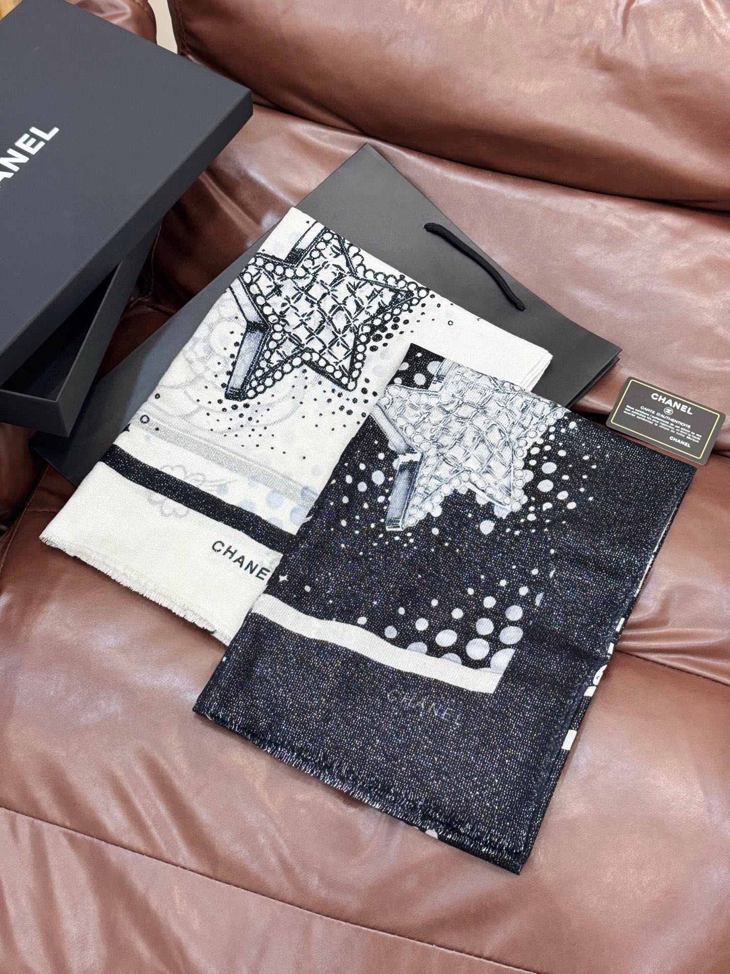 会发光发亮的围巾💟香奶奶专柜上新客供羊绒长巾👑👑 卖的超爆的，亮晶晶✨的银丝上身才会知道她的美，洋气、大