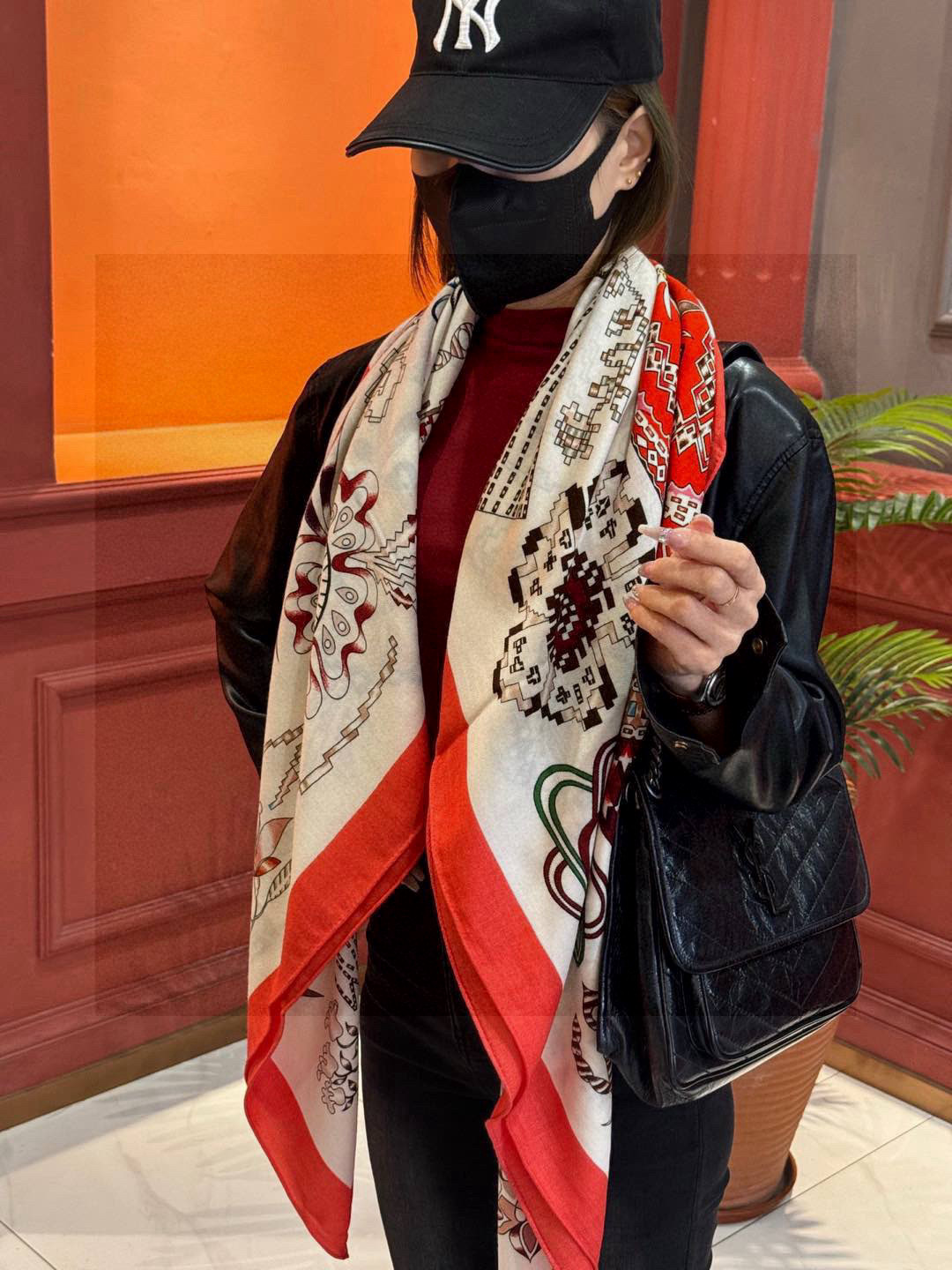 爱马仕～秋冬搭配利器❗️顶级双面同色 版真丝羊绒披肩！！1条等于2条】点睛精彩，图案和配色都超级喜欢，又