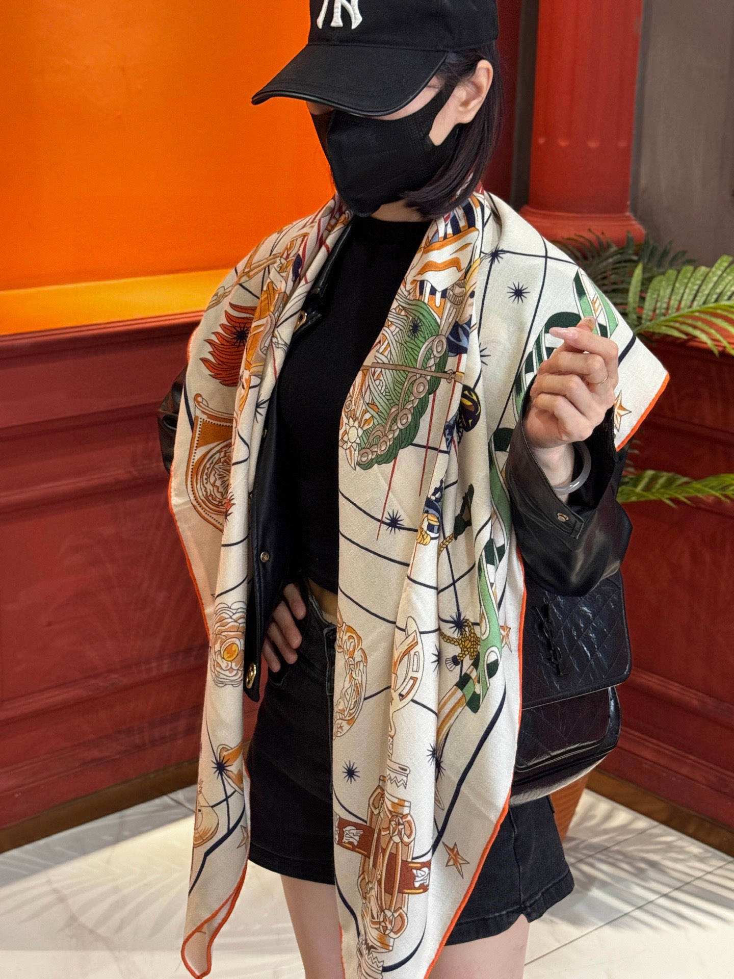 “星辰合唱曲”140丝毛双面同色披肩手工卷边丝毛方巾（30%桑蚕丝70%羊毛）这款经典单品展现强大而迷人