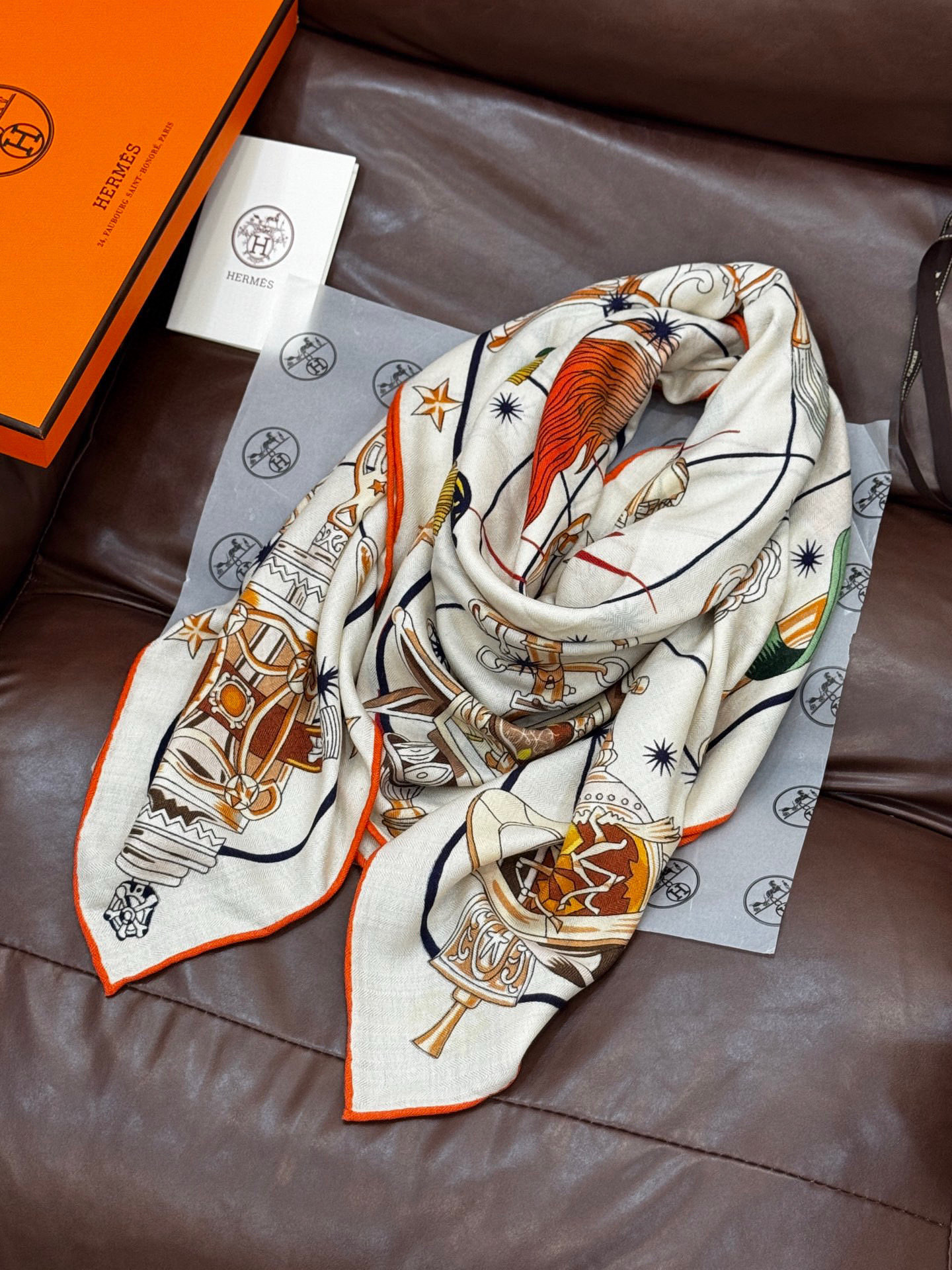 “星辰合唱曲”140丝毛双面同色披肩手工卷边丝毛方巾（30%桑蚕丝70%羊毛）这款经典单品展现强大而迷人