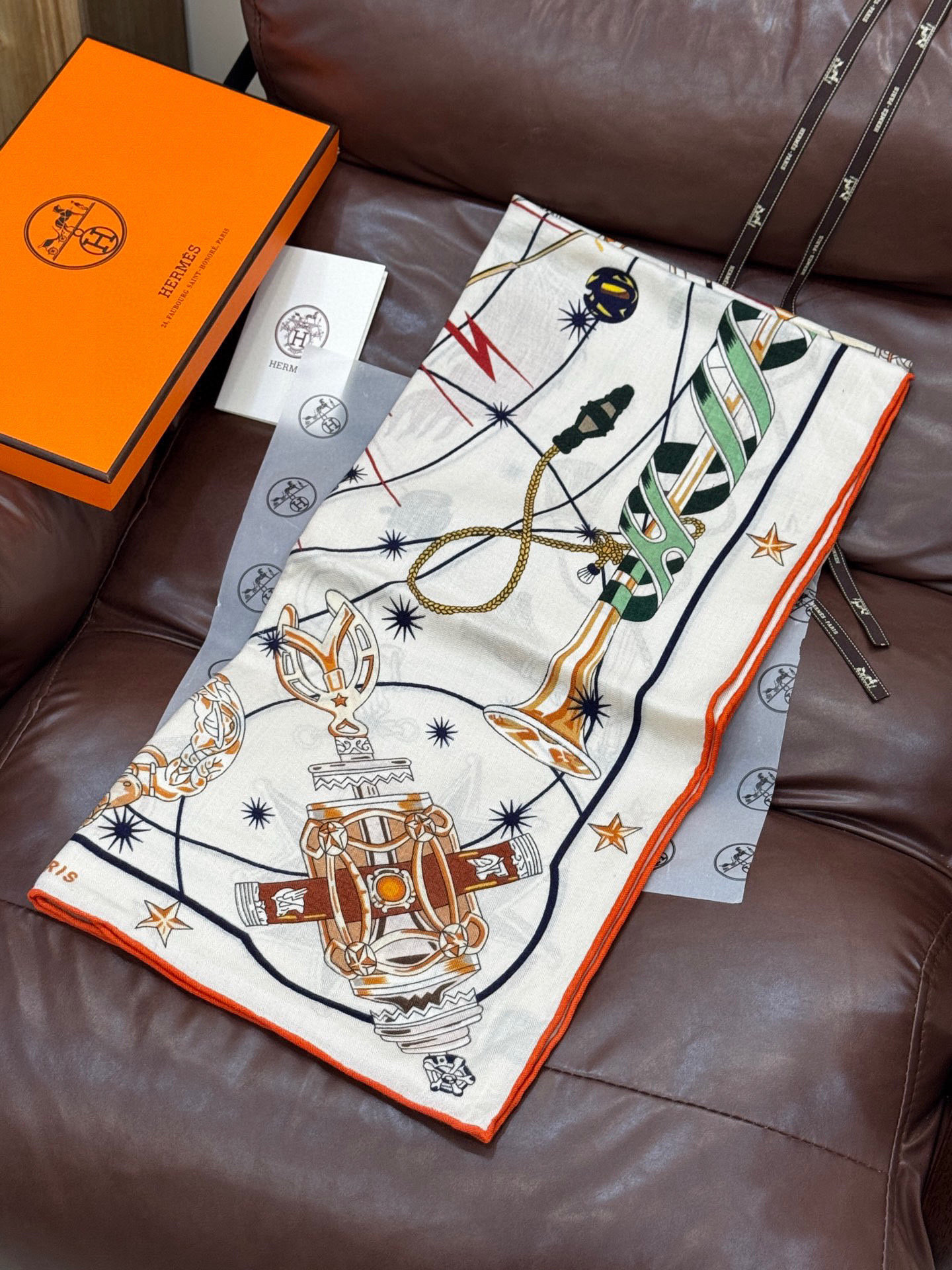 “星辰合唱曲”140丝毛双面同色披肩手工卷边丝毛方巾（30%桑蚕丝70%羊毛）这款经典单品展现强大而迷人