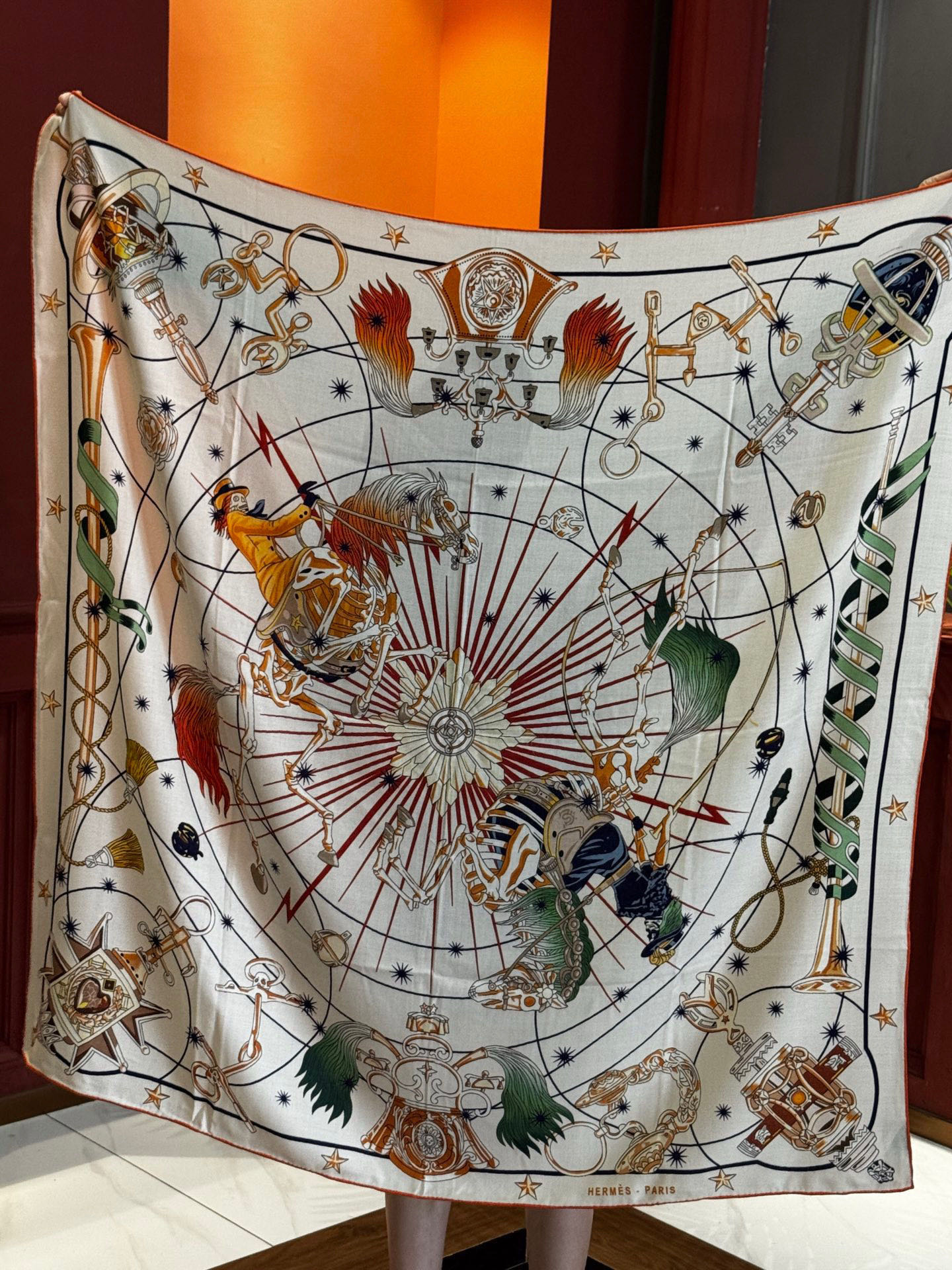 “星辰合唱曲”140丝毛双面同色披肩手工卷边丝毛方巾（30%桑蚕丝70%羊毛）这款经典单品展现强大而迷人