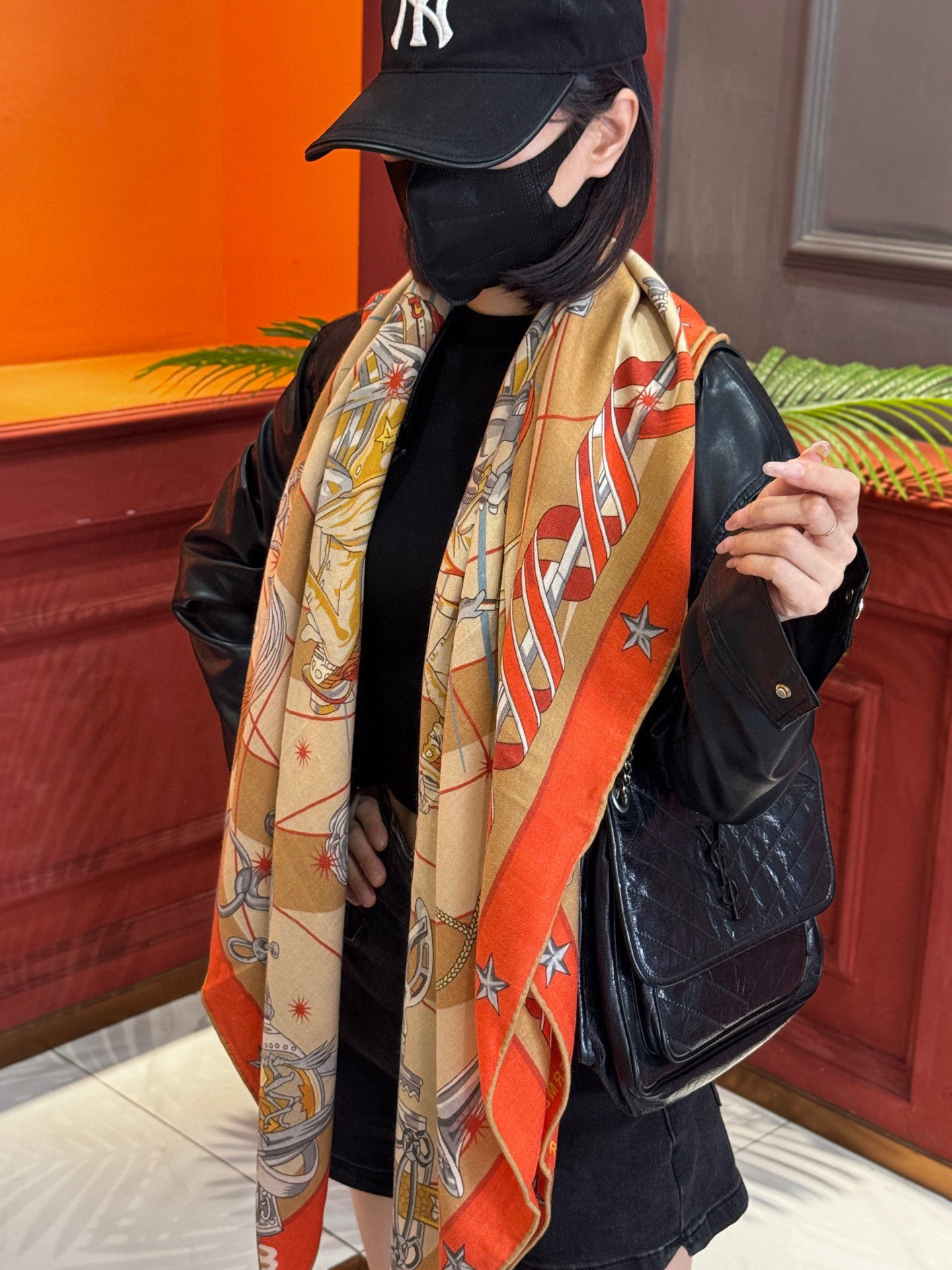 “星辰合唱曲”140丝毛双面同色披肩手工卷边丝毛方巾（30%桑蚕丝70%羊毛）这款经典单品展现强大而迷人