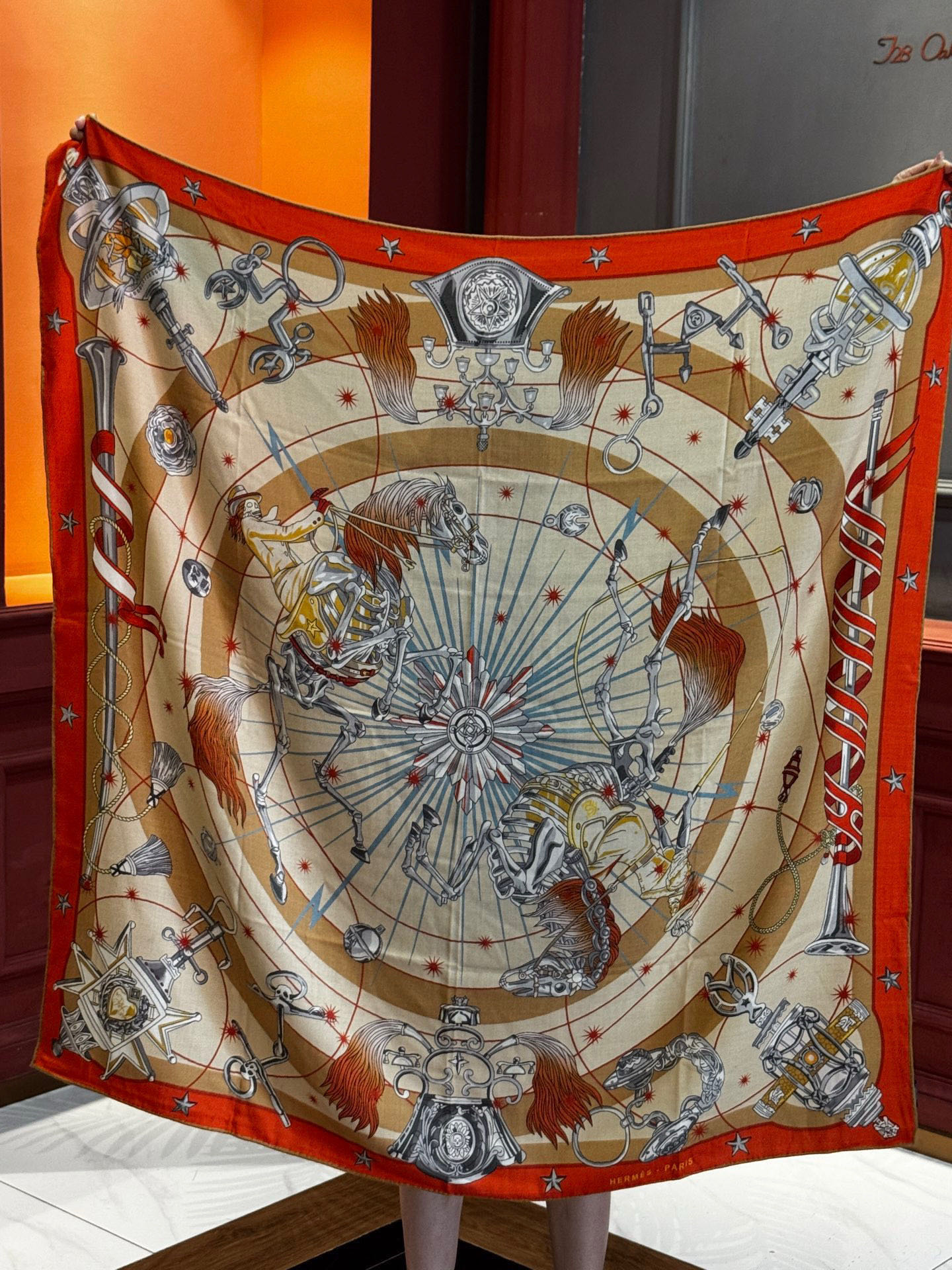 “星辰合唱曲”140丝毛双面同色披肩手工卷边丝毛方巾（30%桑蚕丝70%羊毛）这款经典单品展现强大而迷人