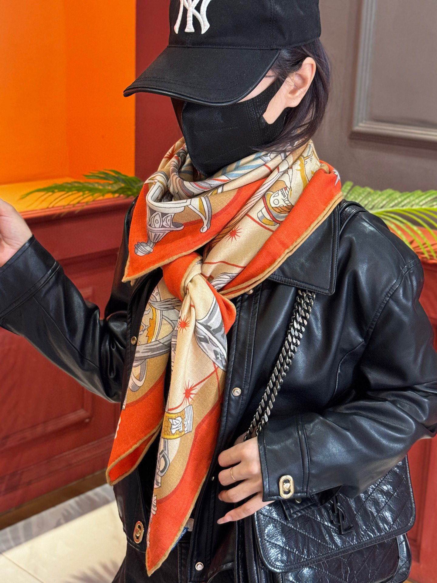 “星辰合唱曲”140丝毛双面同色披肩手工卷边丝毛方巾（30%桑蚕丝70%羊毛）这款经典单品展现强大而迷人