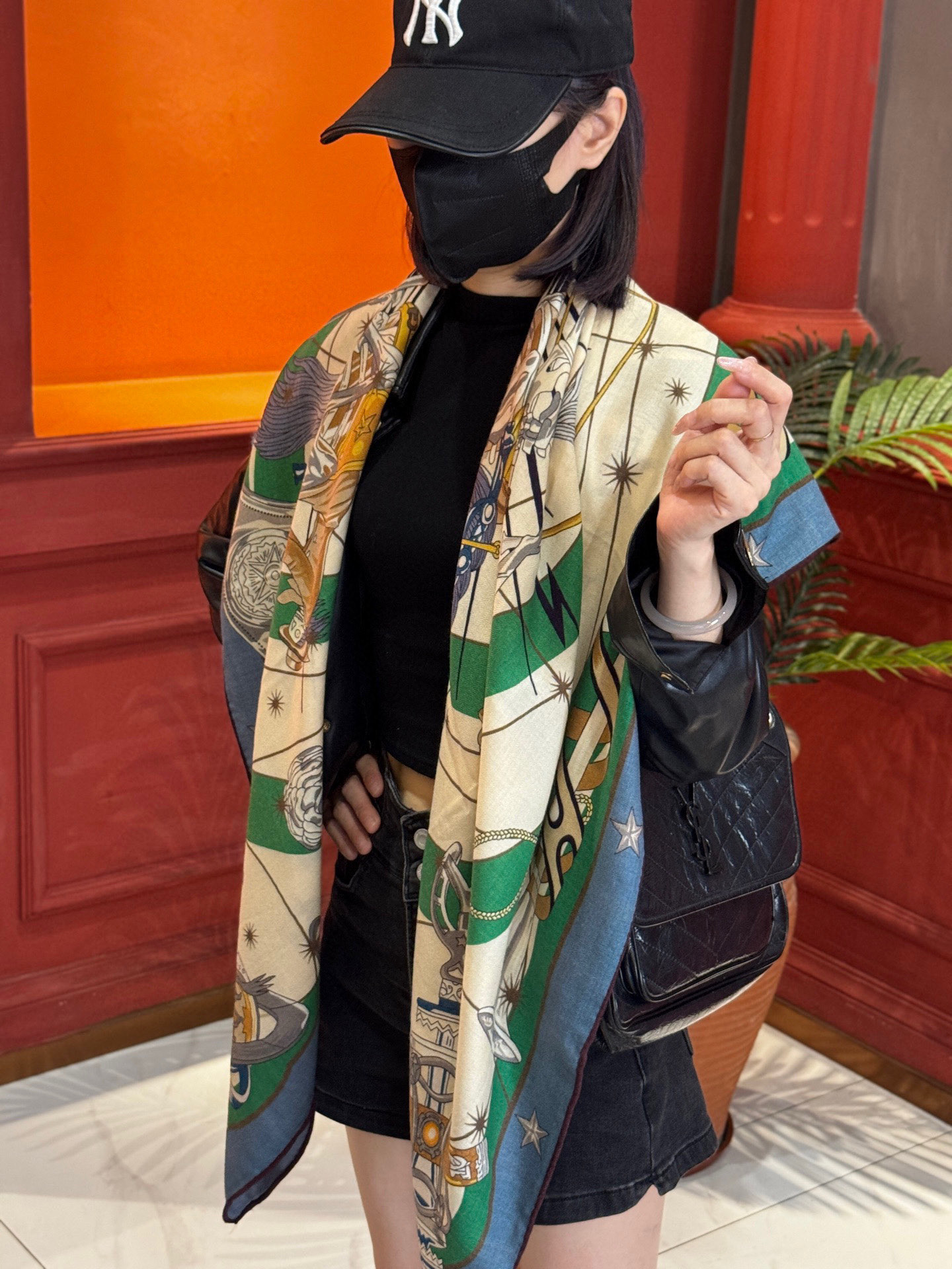 “星辰合唱曲”140丝毛双面同色披肩手工卷边丝毛方巾（30%桑蚕丝70%羊毛）这款经典单品展现强大而迷人