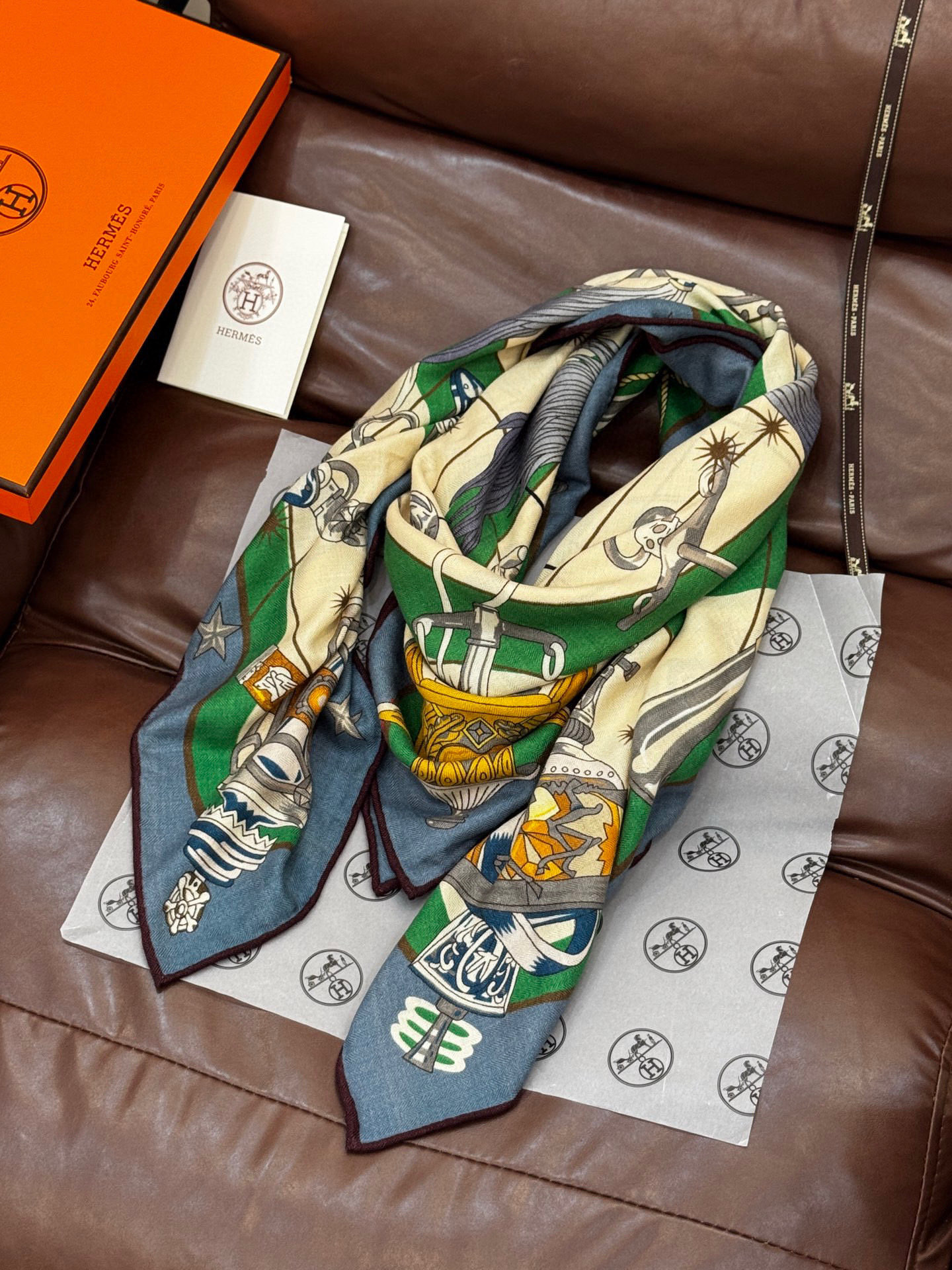 “星辰合唱曲”140丝毛双面同色披肩手工卷边丝毛方巾（30%桑蚕丝70%羊毛）这款经典单品展现强大而迷人