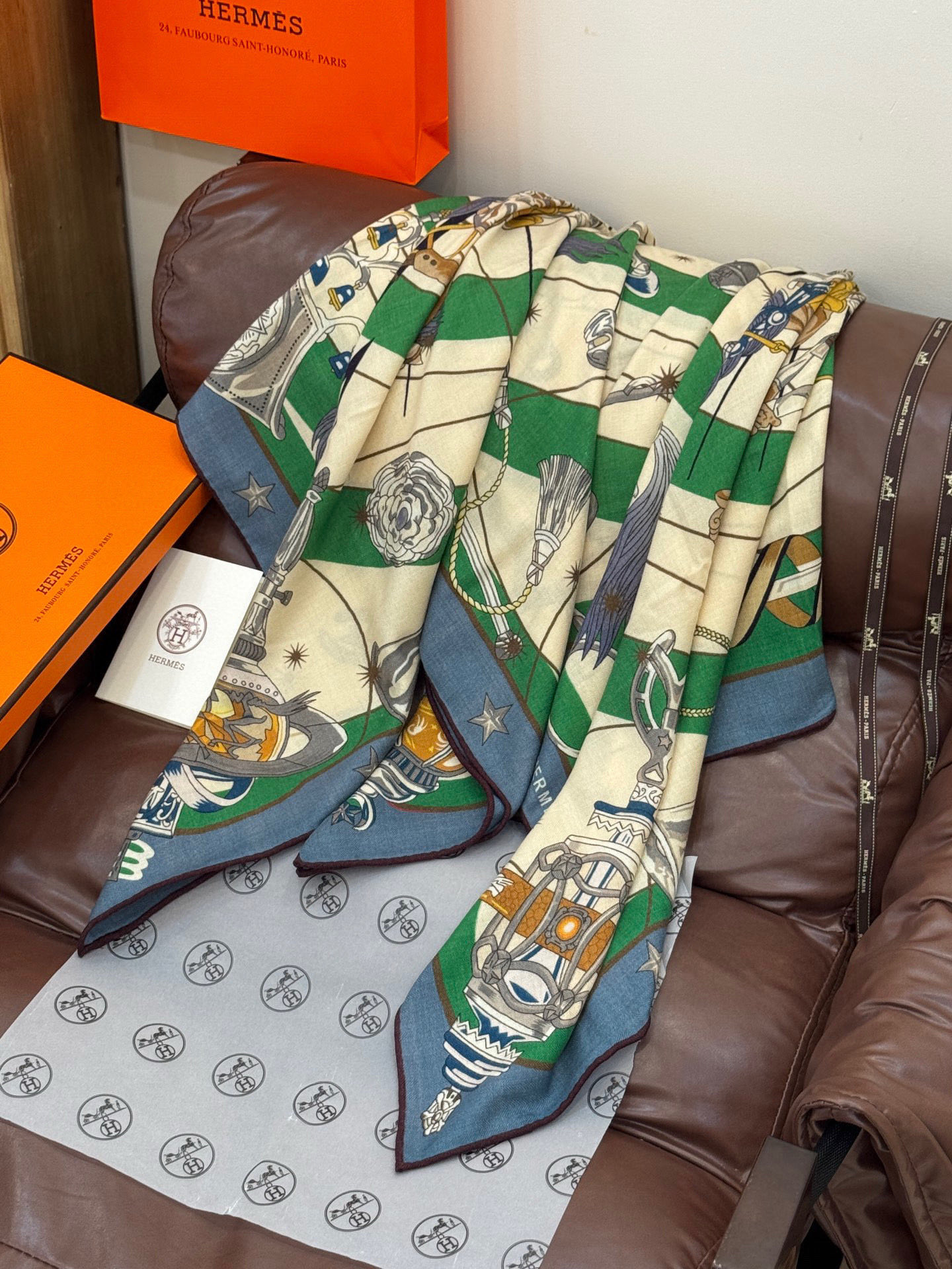 “星辰合唱曲”140丝毛双面同色披肩手工卷边丝毛方巾（30%桑蚕丝70%羊毛）这款经典单品展现强大而迷人