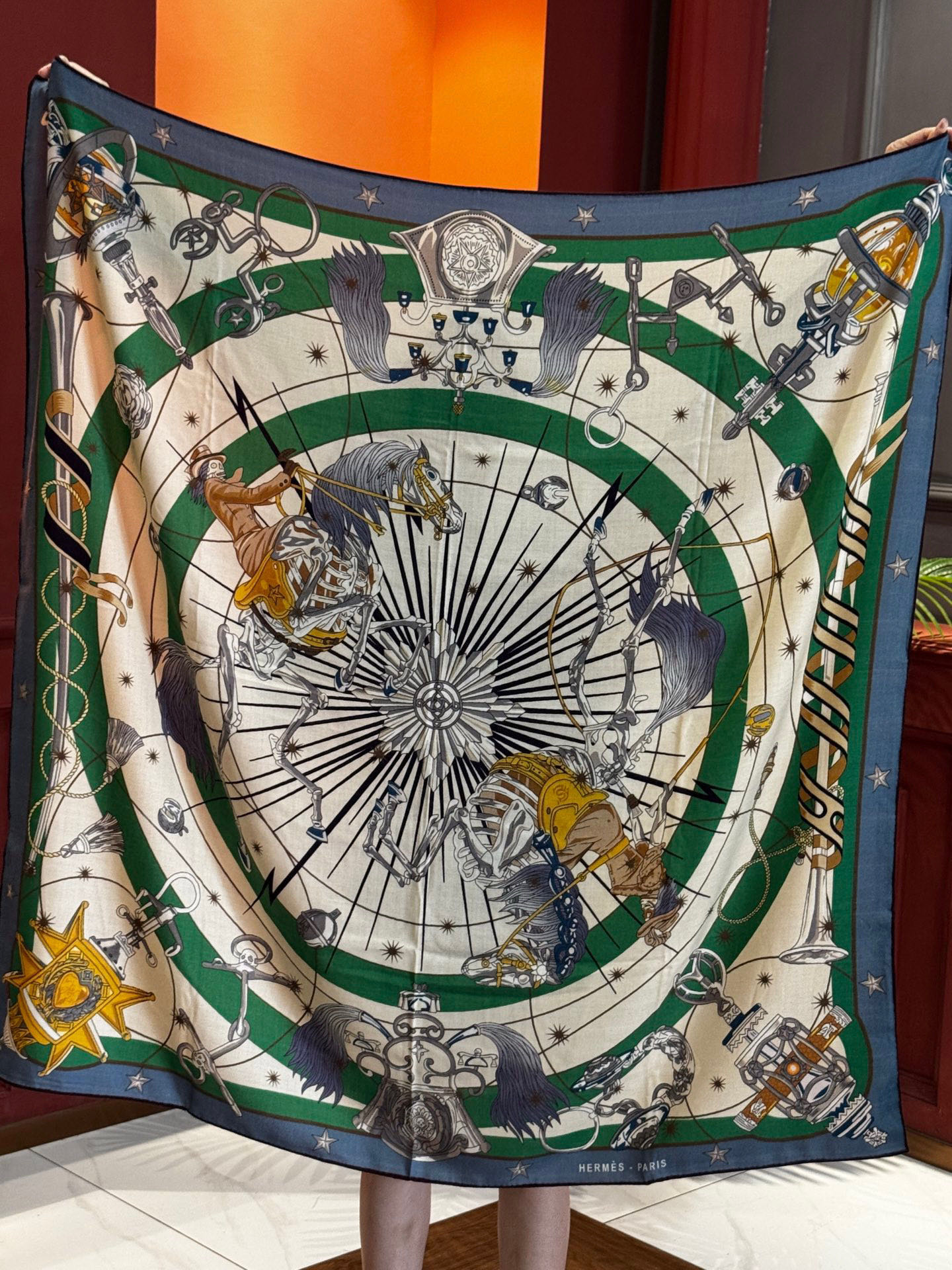 “星辰合唱曲”140丝毛双面同色披肩手工卷边丝毛方巾（30%桑蚕丝70%羊毛）这款经典单品展现强大而迷人