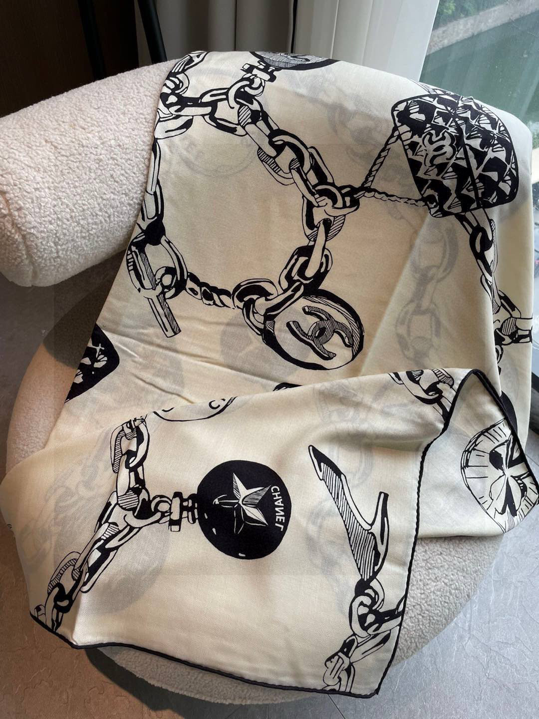 CHANEL（香奈儿）套用汪曾祺《人间草木》里的一句话：在黑白里温柔地爱彩色，在彩色里朝圣黑白。所以香家