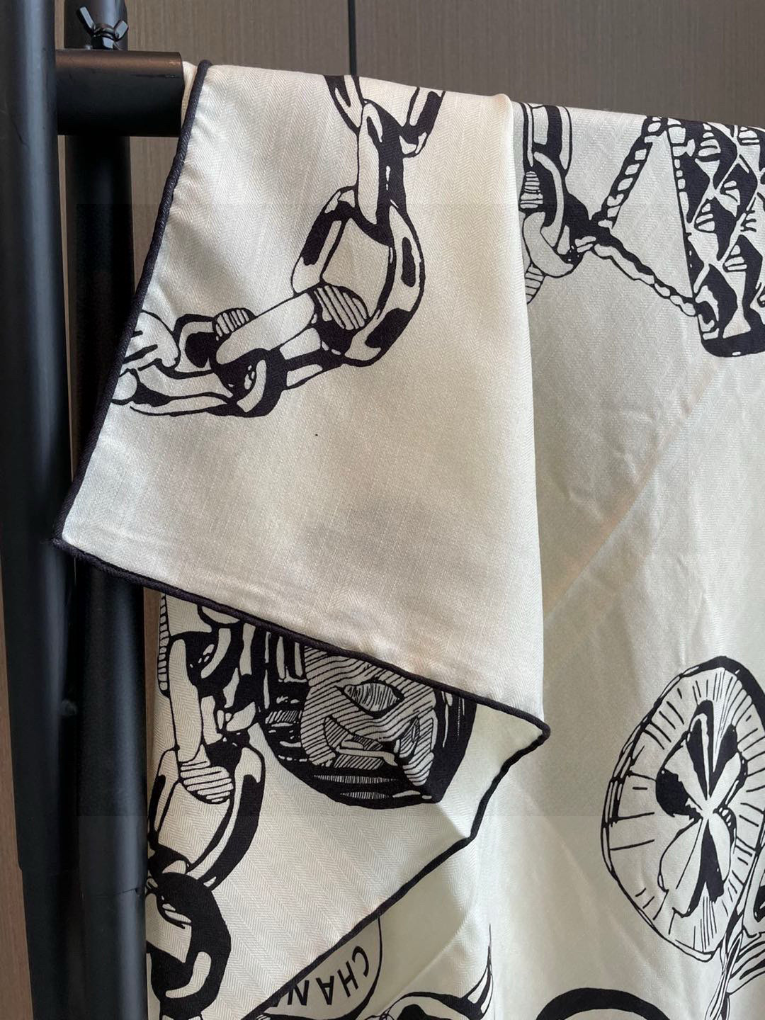 CHANEL（香奈儿）套用汪曾祺《人间草木》里的一句话：在黑白里温柔地爱彩色，在彩色里朝圣黑白。所以香家