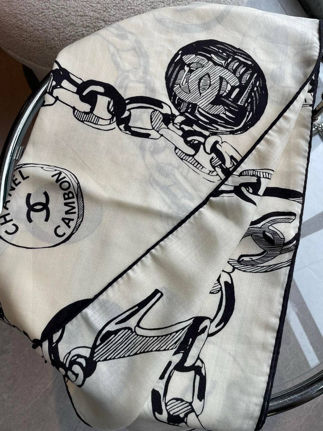 CHANEL（香奈儿）套用汪曾祺《人间草木》里的一句话：在黑白里温柔地爱彩色，在彩色里朝圣黑白。所以香家