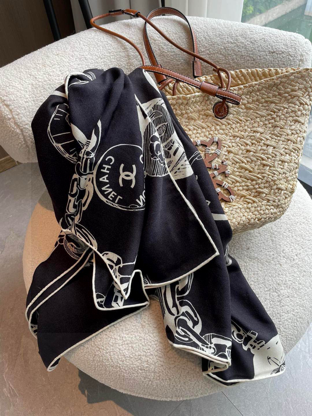 CHANEL（香奈儿）套用汪曾祺《人间草木》里的一句话：在黑白里温柔地爱彩色，在彩色里朝圣黑白。所以香家