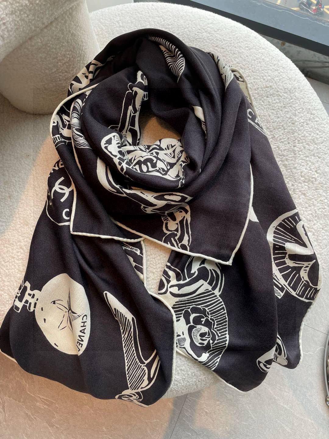 CHANEL（香奈儿）套用汪曾祺《人间草木》里的一句话：在黑白里温柔地爱彩色，在彩色里朝圣黑白。所以香家