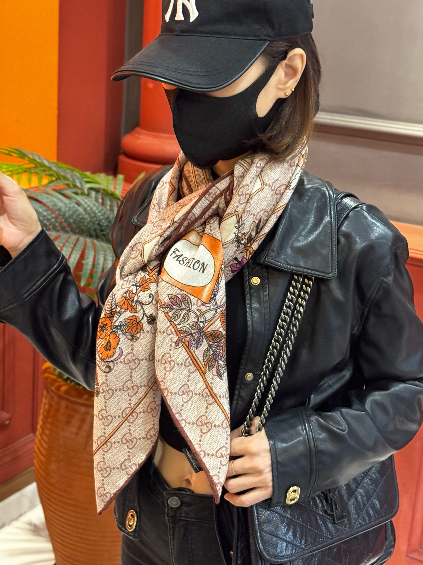 Gucci新款方巾 Gucci动物和花卉印花品牌典藏图案在与全新醒目印花的衬托下熠熠生辉。这款方巾匠心缀