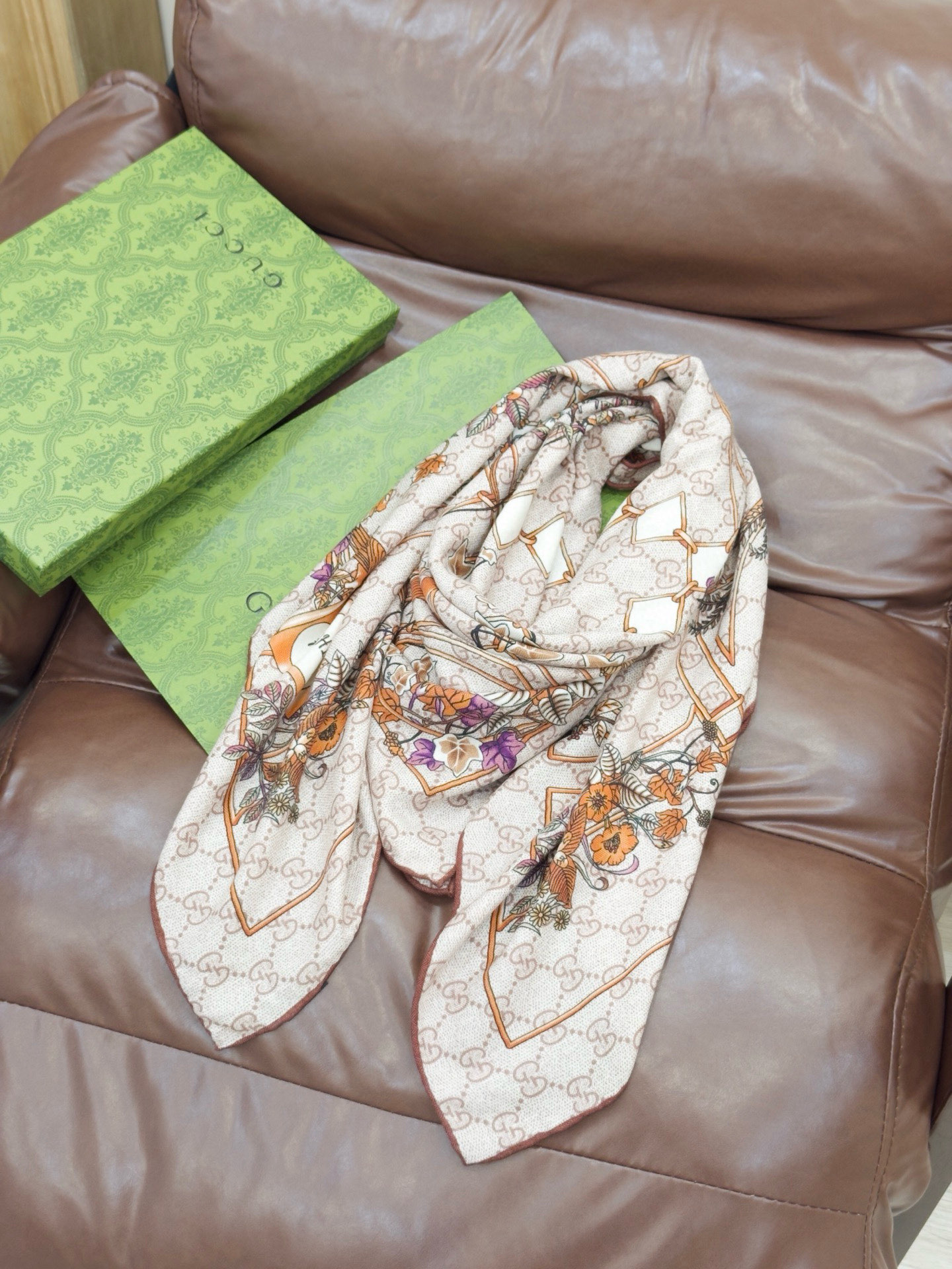 Gucci新款方巾 Gucci动物和花卉印花品牌典藏图案在与全新醒目印花的衬托下熠熠生辉。这款方巾匠心缀