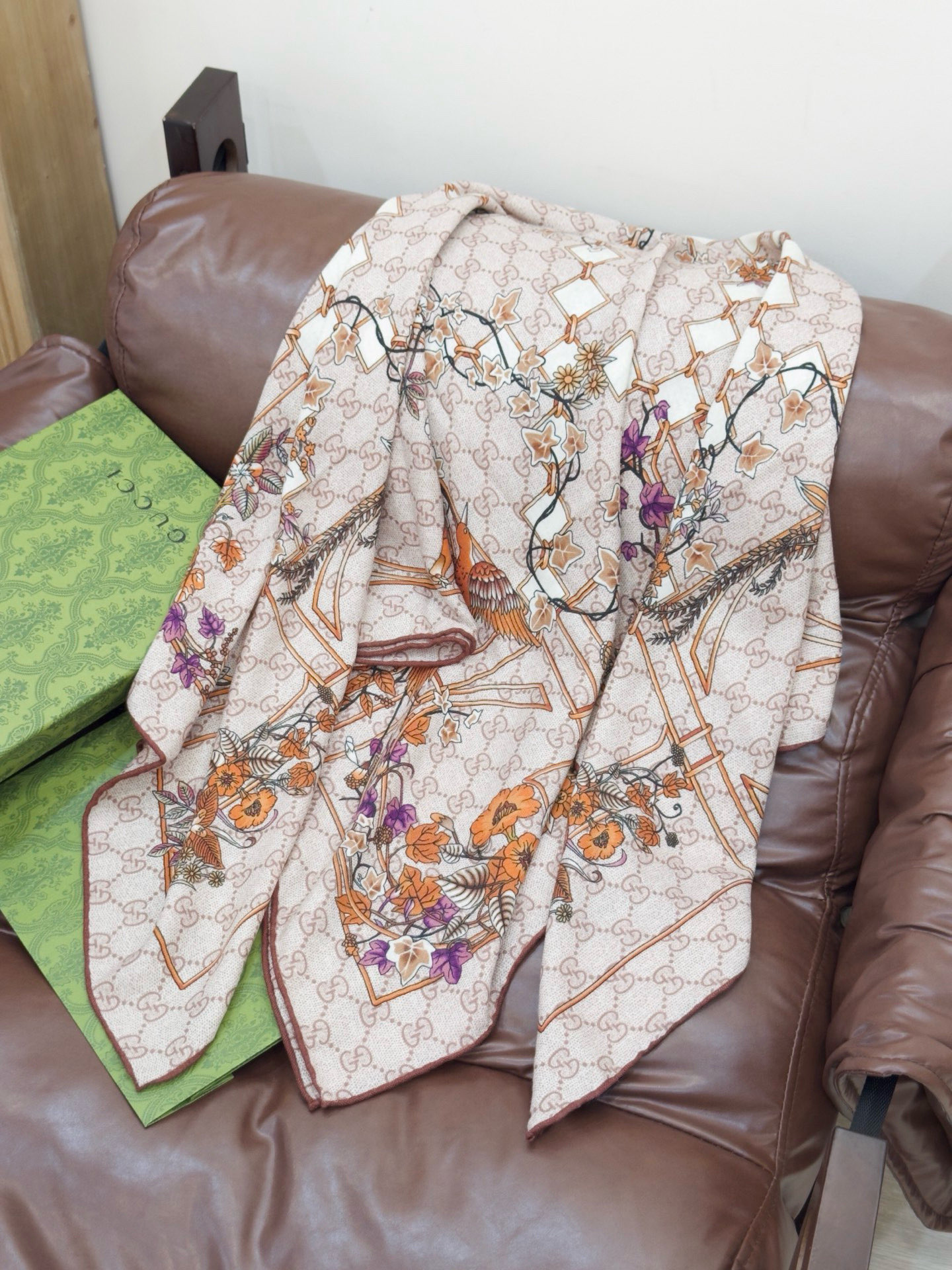 Gucci新款方巾 Gucci动物和花卉印花品牌典藏图案在与全新醒目印花的衬托下熠熠生辉。这款方巾匠心缀