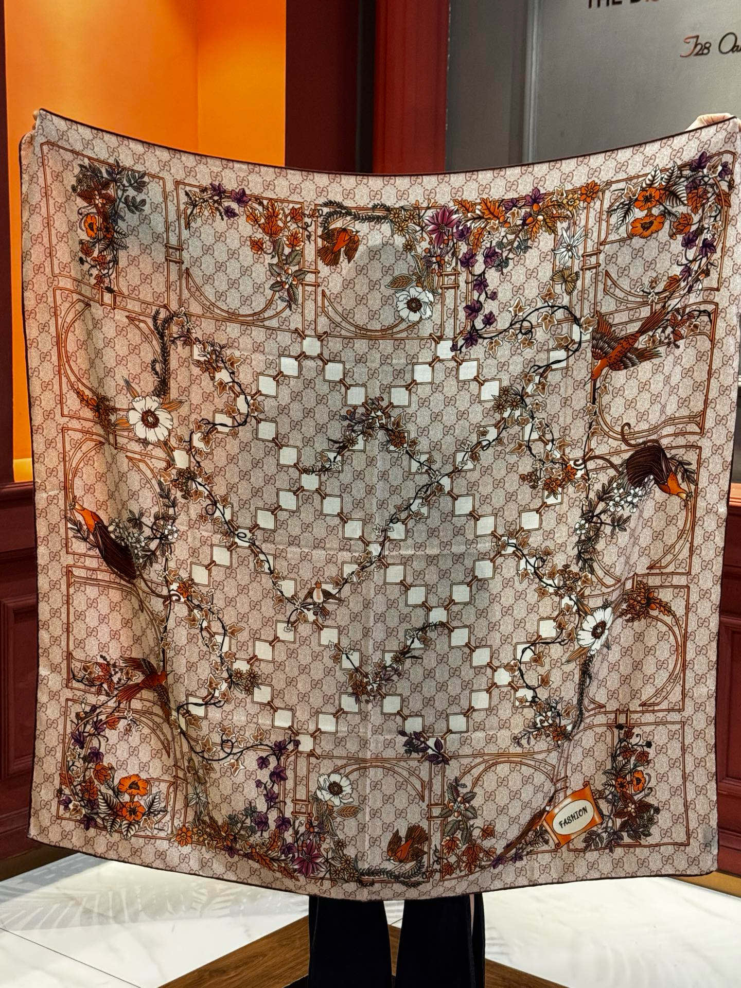 Gucci新款方巾 Gucci动物和花卉印花品牌典藏图案在与全新醒目印花的衬托下熠熠生辉。这款方巾匠心缀