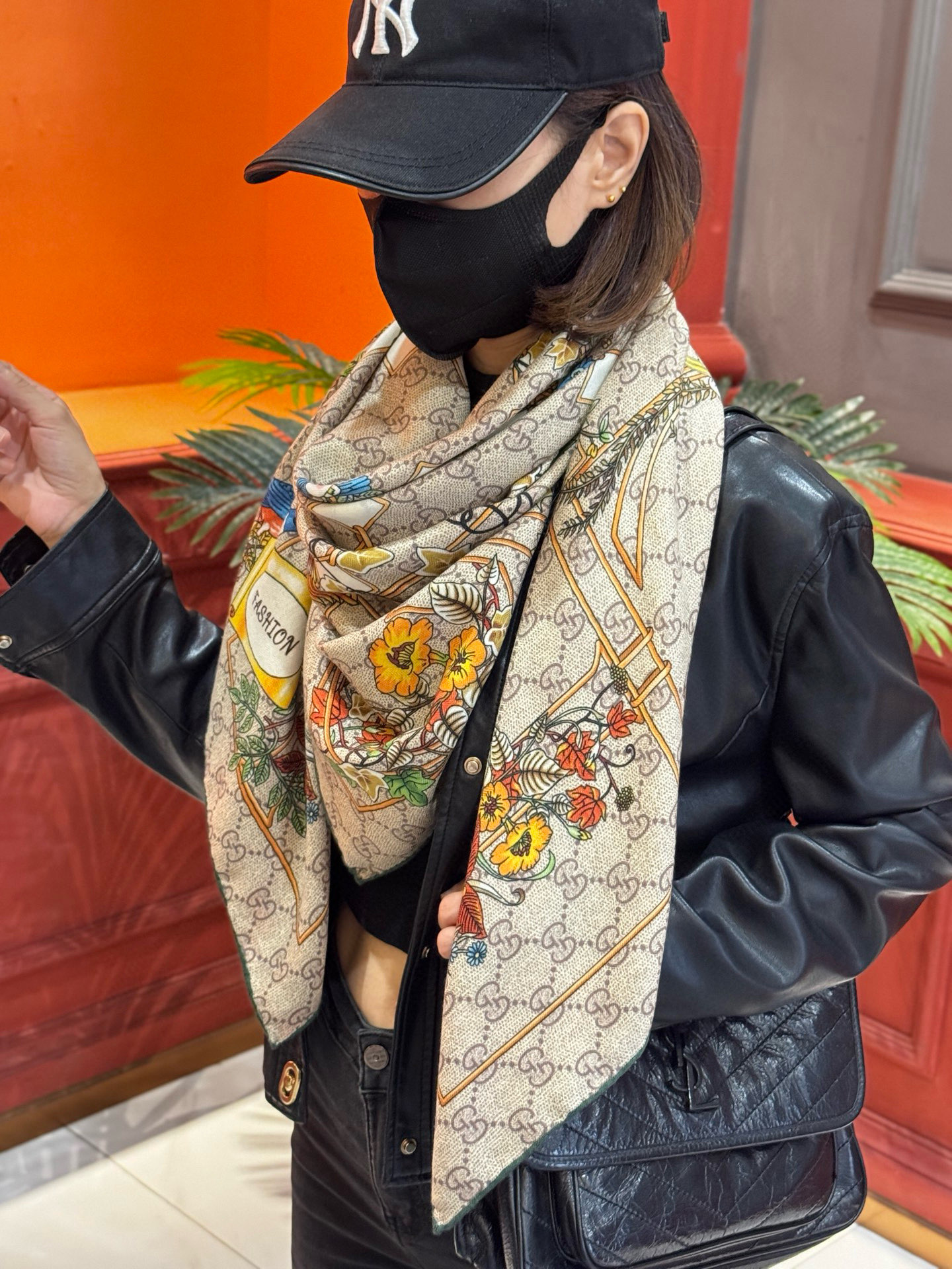 Gucci新款方巾 Gucci动物和花卉印花品牌典藏图案在与全新醒目印花的衬托下熠熠生辉。这款方巾匠心缀