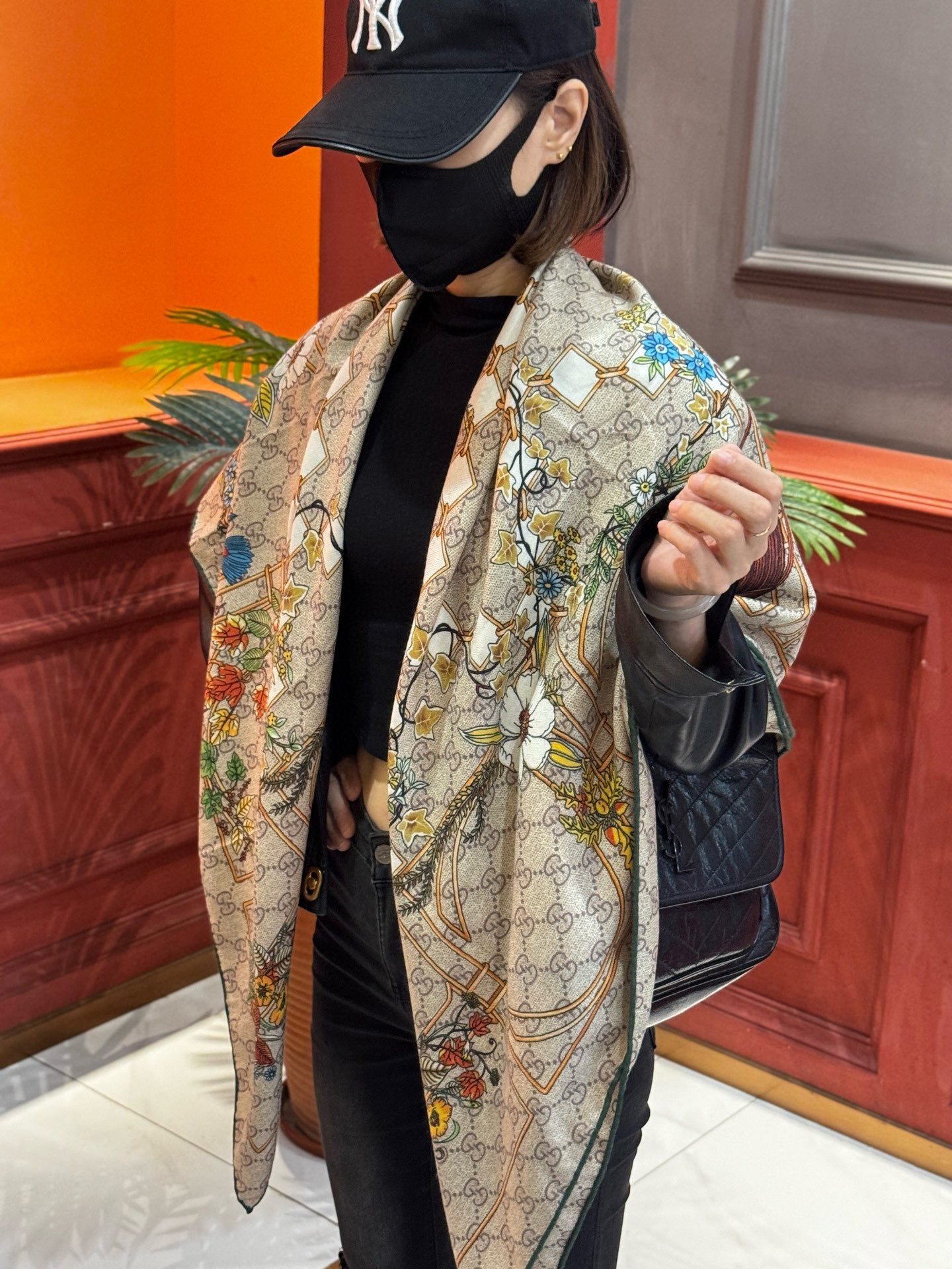 Gucci新款方巾 Gucci动物和花卉印花品牌典藏图案在与全新醒目印花的衬托下熠熠生辉。这款方巾匠心缀