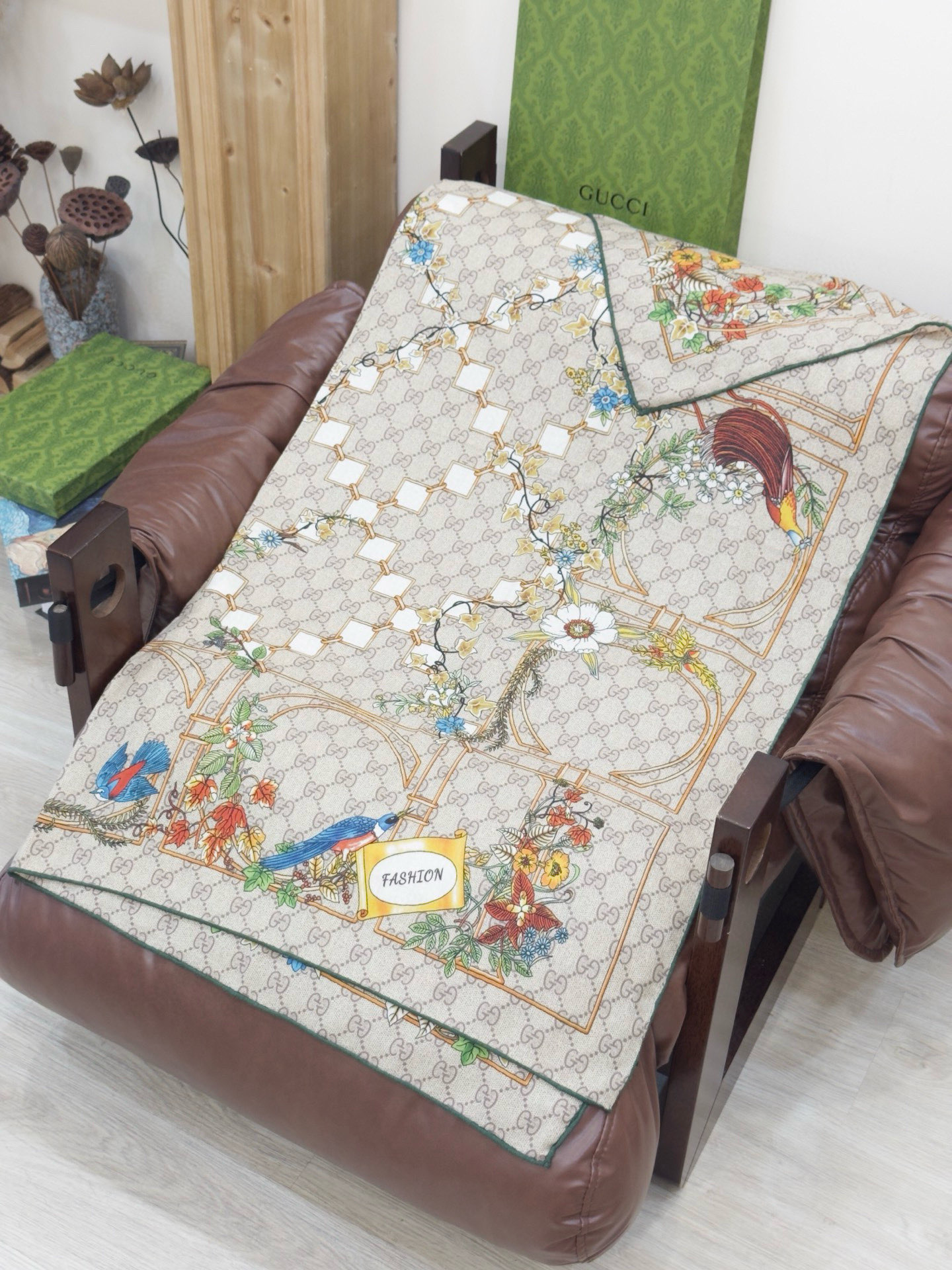 Gucci新款方巾 Gucci动物和花卉印花品牌典藏图案在与全新醒目印花的衬托下熠熠生辉。这款方巾匠心缀