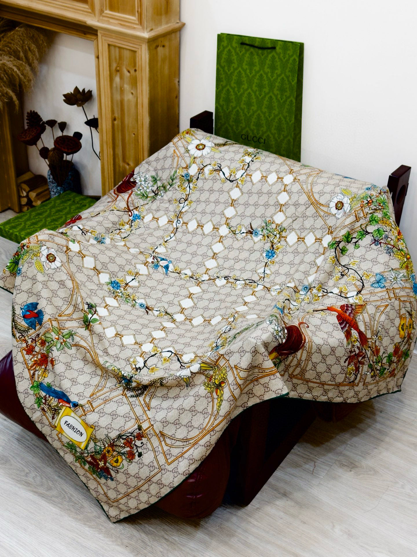 Gucci新款方巾 Gucci动物和花卉印花品牌典藏图案在与全新醒目印花的衬托下熠熠生辉。这款方巾匠心缀