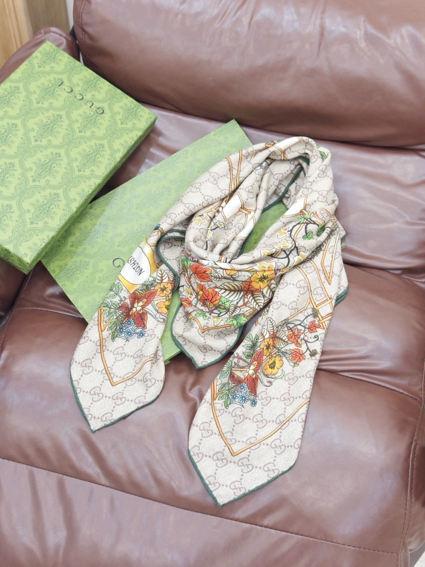 Gucci新款方巾 Gucci动物和花卉印花品牌典藏图案在与全新醒目印花的衬托下熠熠生辉。这款方巾匠心缀