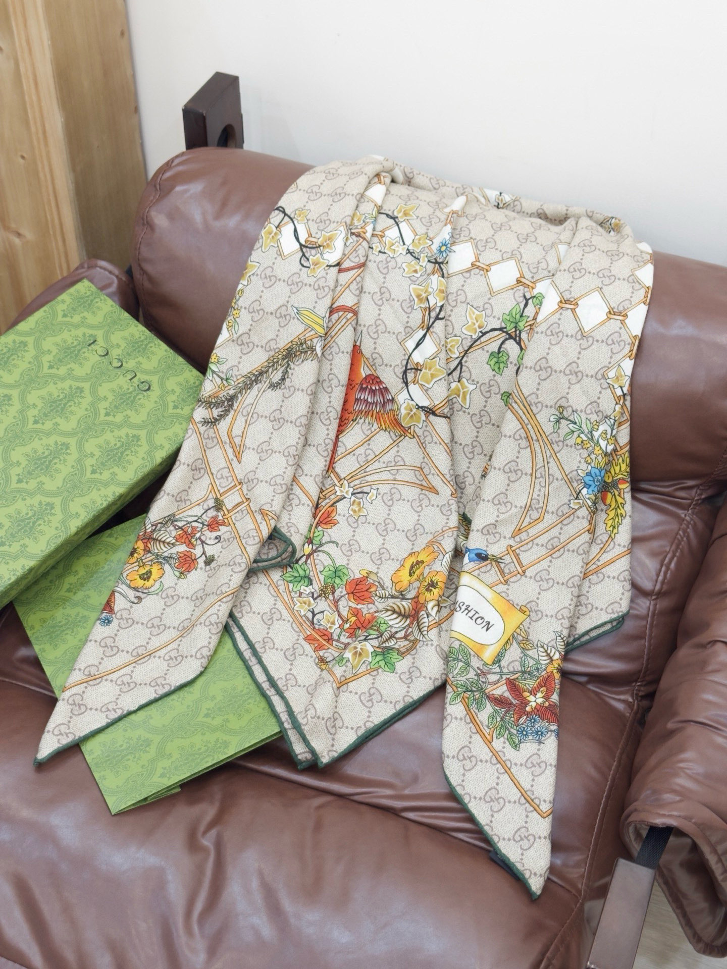 Gucci新款方巾 Gucci动物和花卉印花品牌典藏图案在与全新醒目印花的衬托下熠熠生辉。这款方巾匠心缀