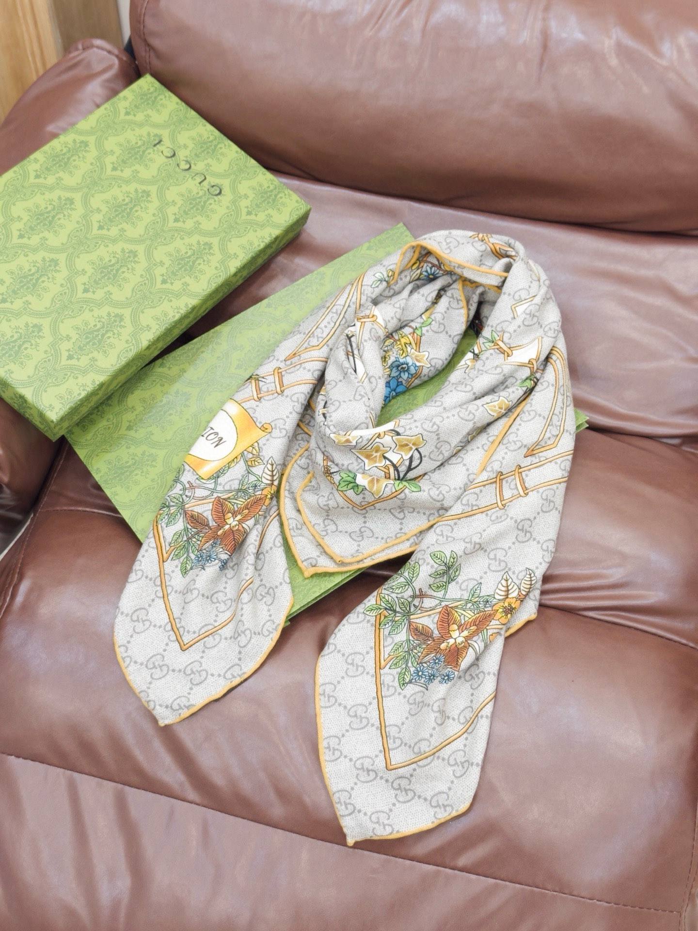 Gucci新款方巾 Gucci动物和花卉印花品牌典藏图案在与全新醒目印花的衬托下熠熠生辉。这款方巾匠心缀