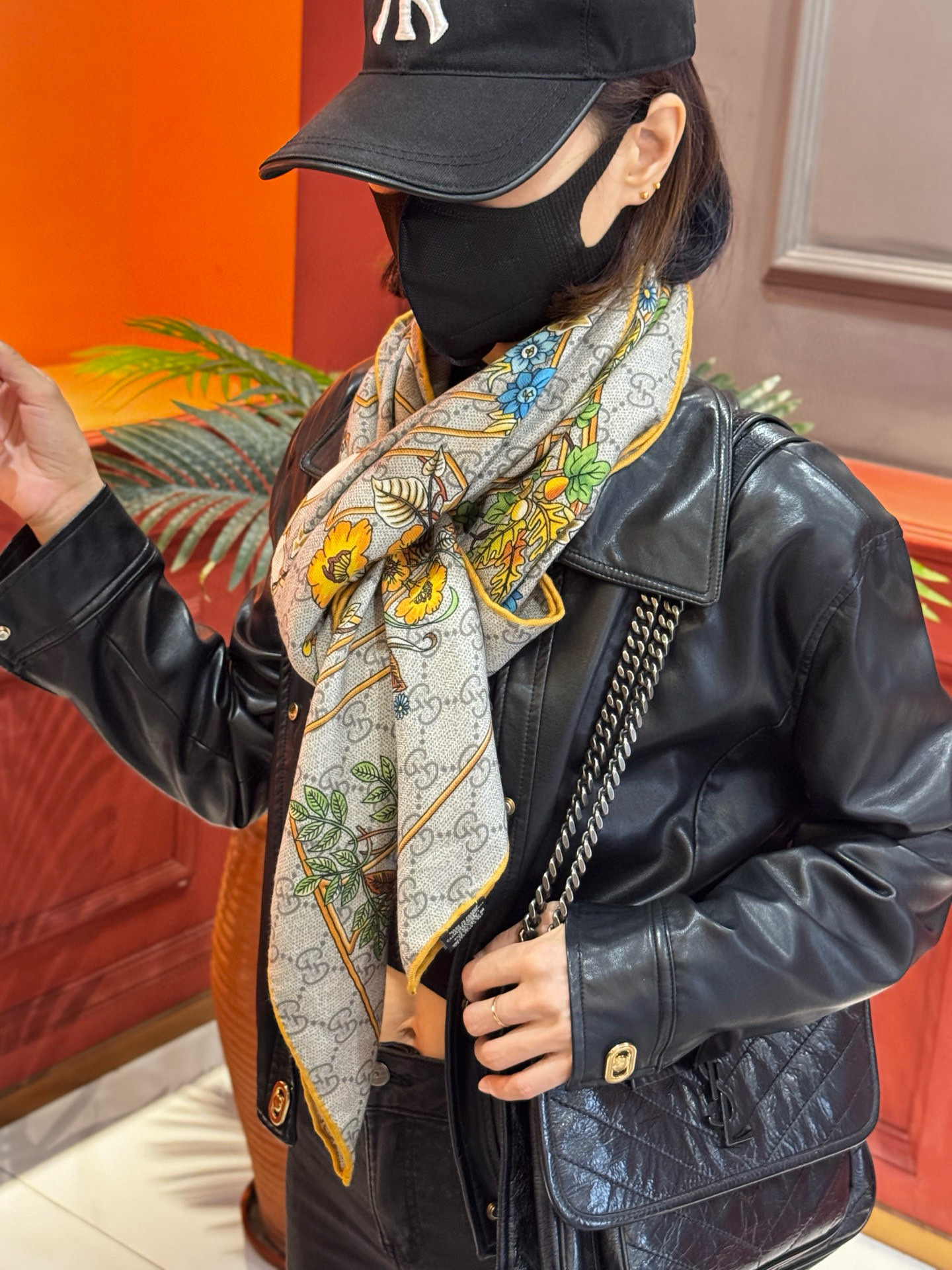 Gucci新款方巾 Gucci动物和花卉印花品牌典藏图案在与全新醒目印花的衬托下熠熠生辉。这款方巾匠心缀